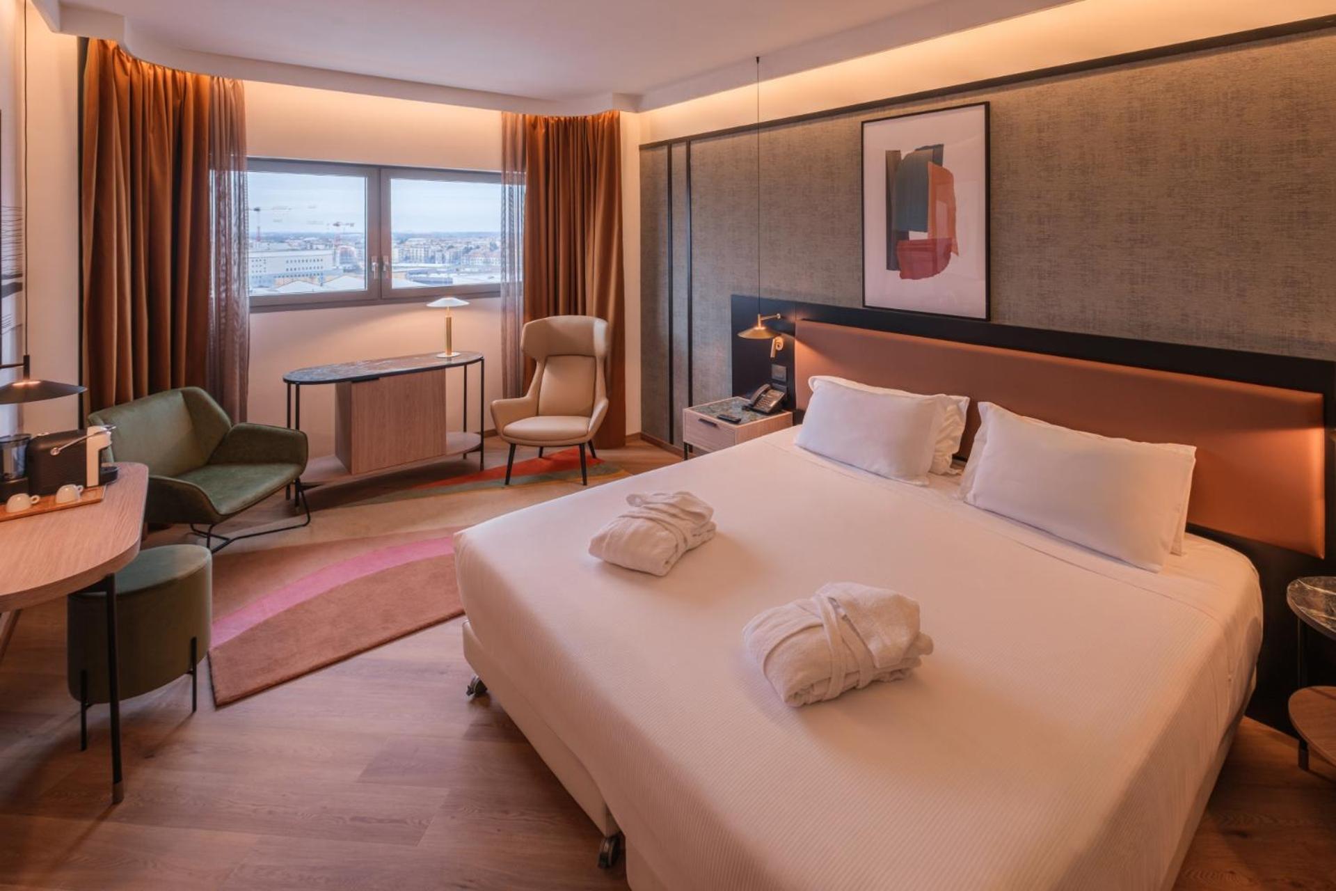Deluxe Double or Twin Room with City View photo 2