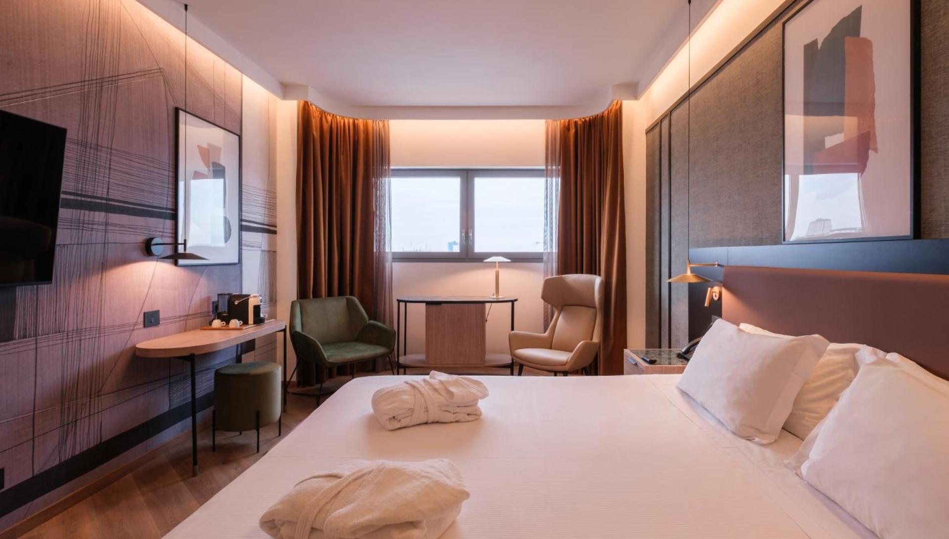 Deluxe Double or Twin Room with City View photo 3