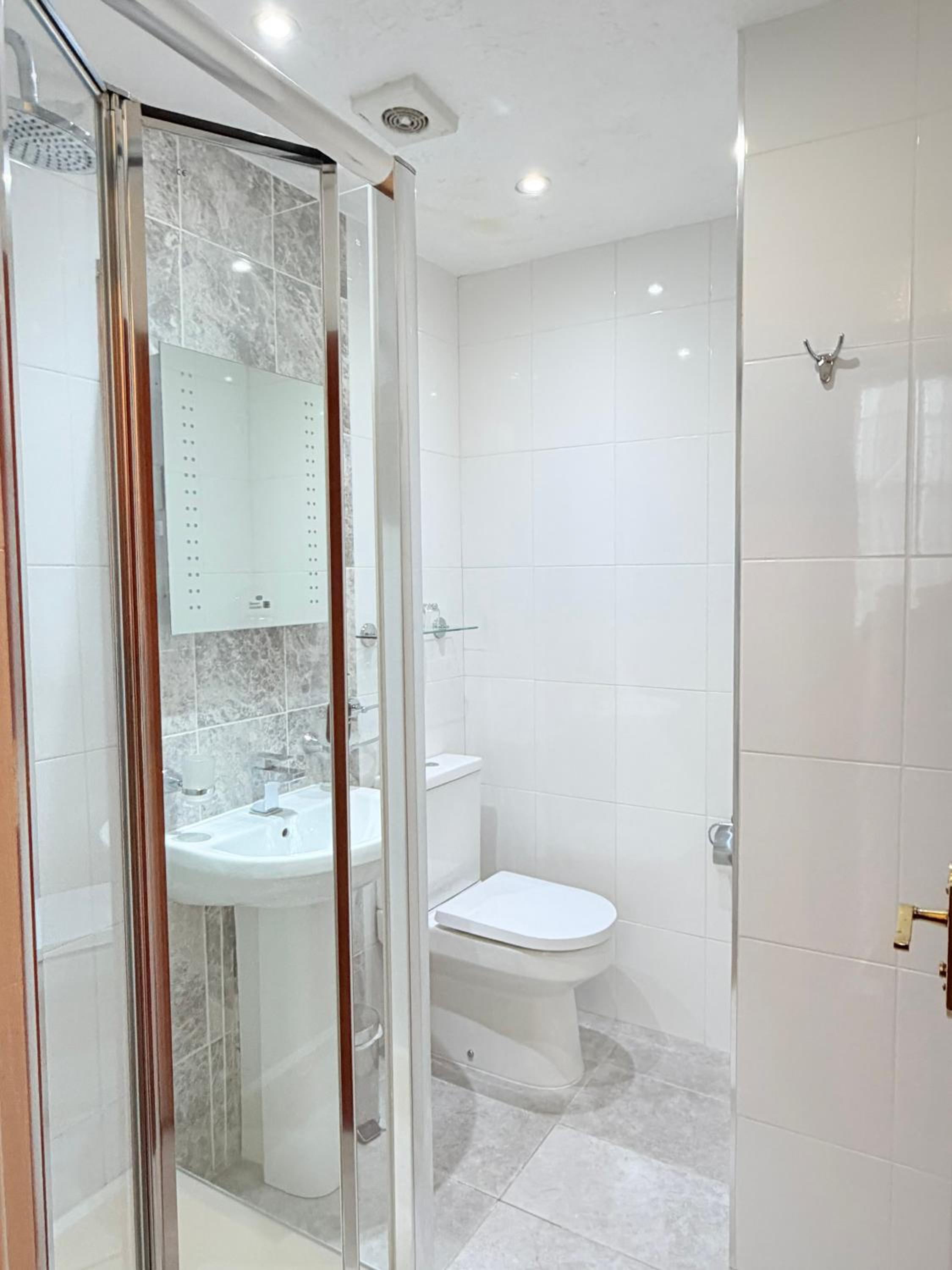 Double Room with Shared Bathroom photo 1