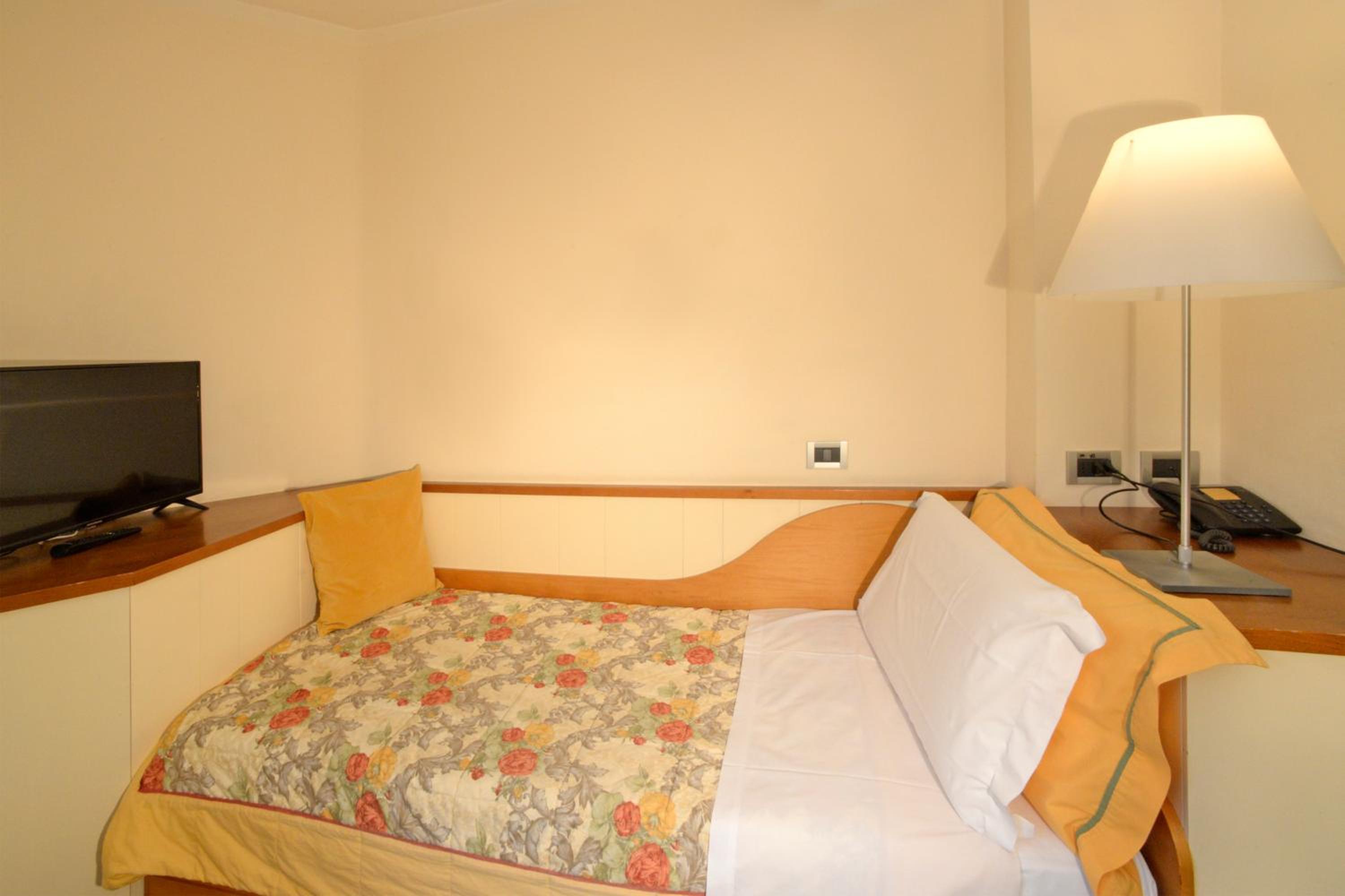 Small Single Room photo 2