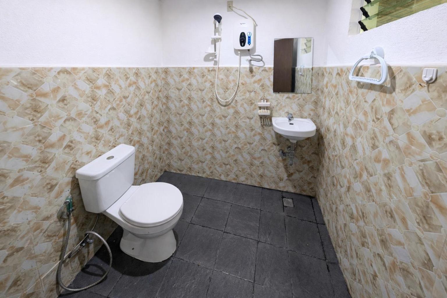 Twin Room with Shared Bathroom photo 3