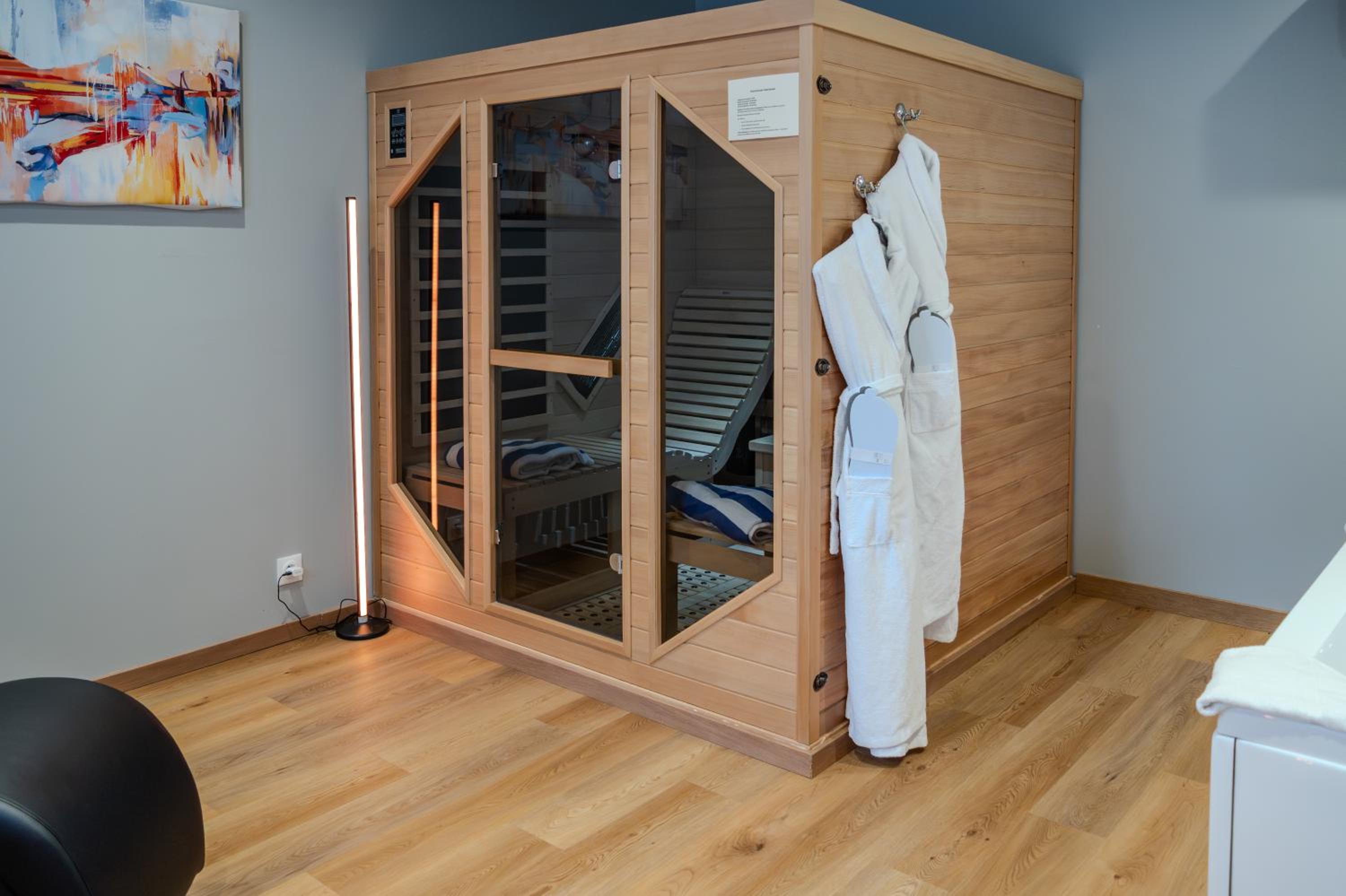 Deluxe King Suite (Annex) - Photo 13
