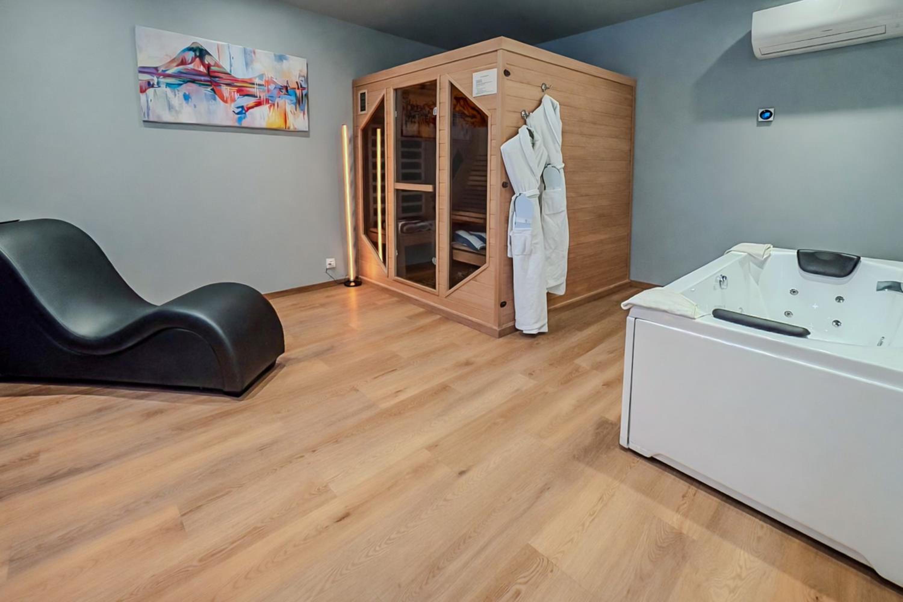 Deluxe King Suite (Annex) - Photo 1