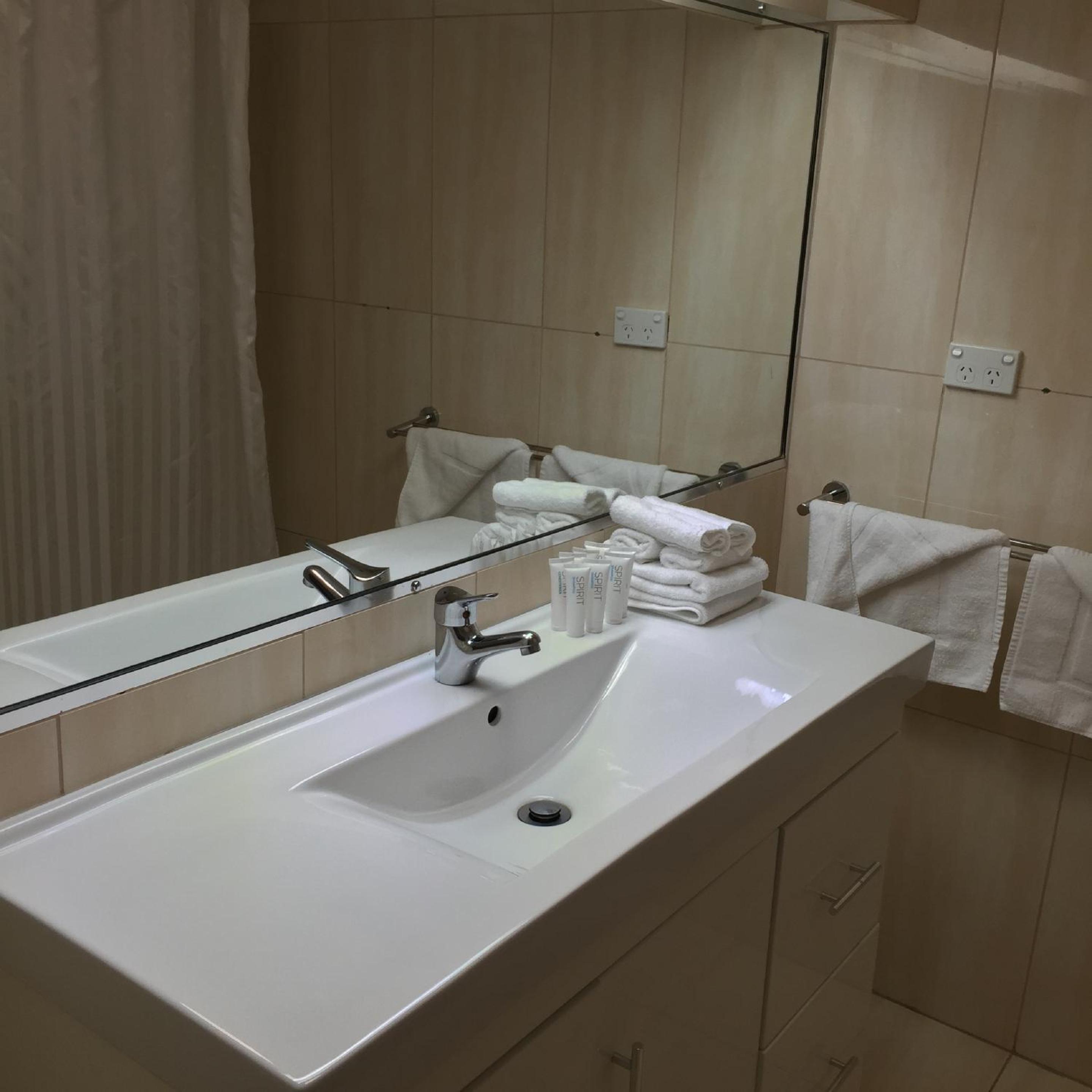 Executive Room with Two Queen Beds - Photo 2
