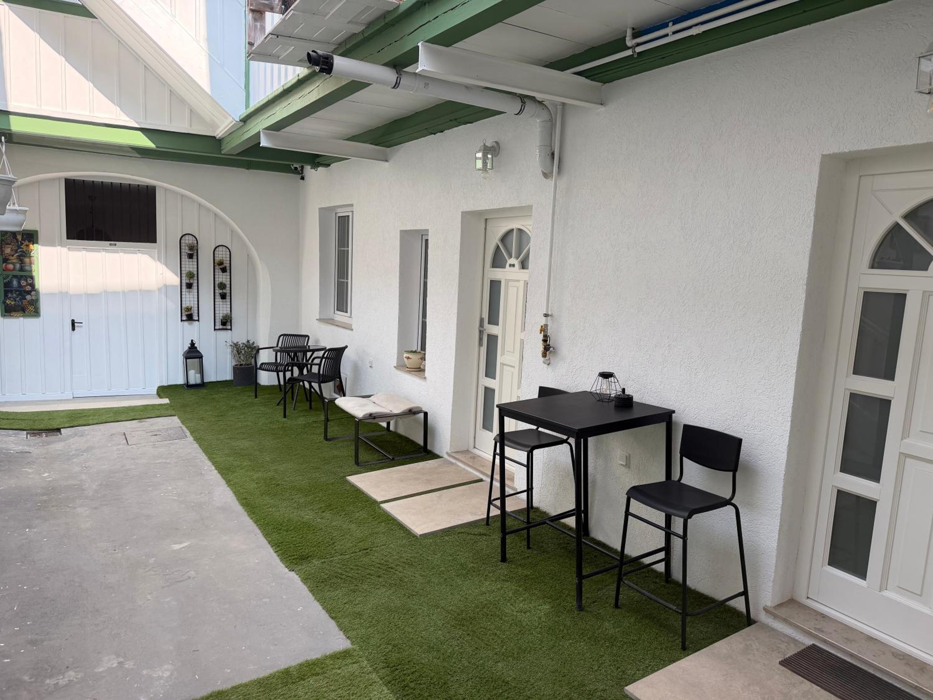 Deluxe One-Bedroom Apartment