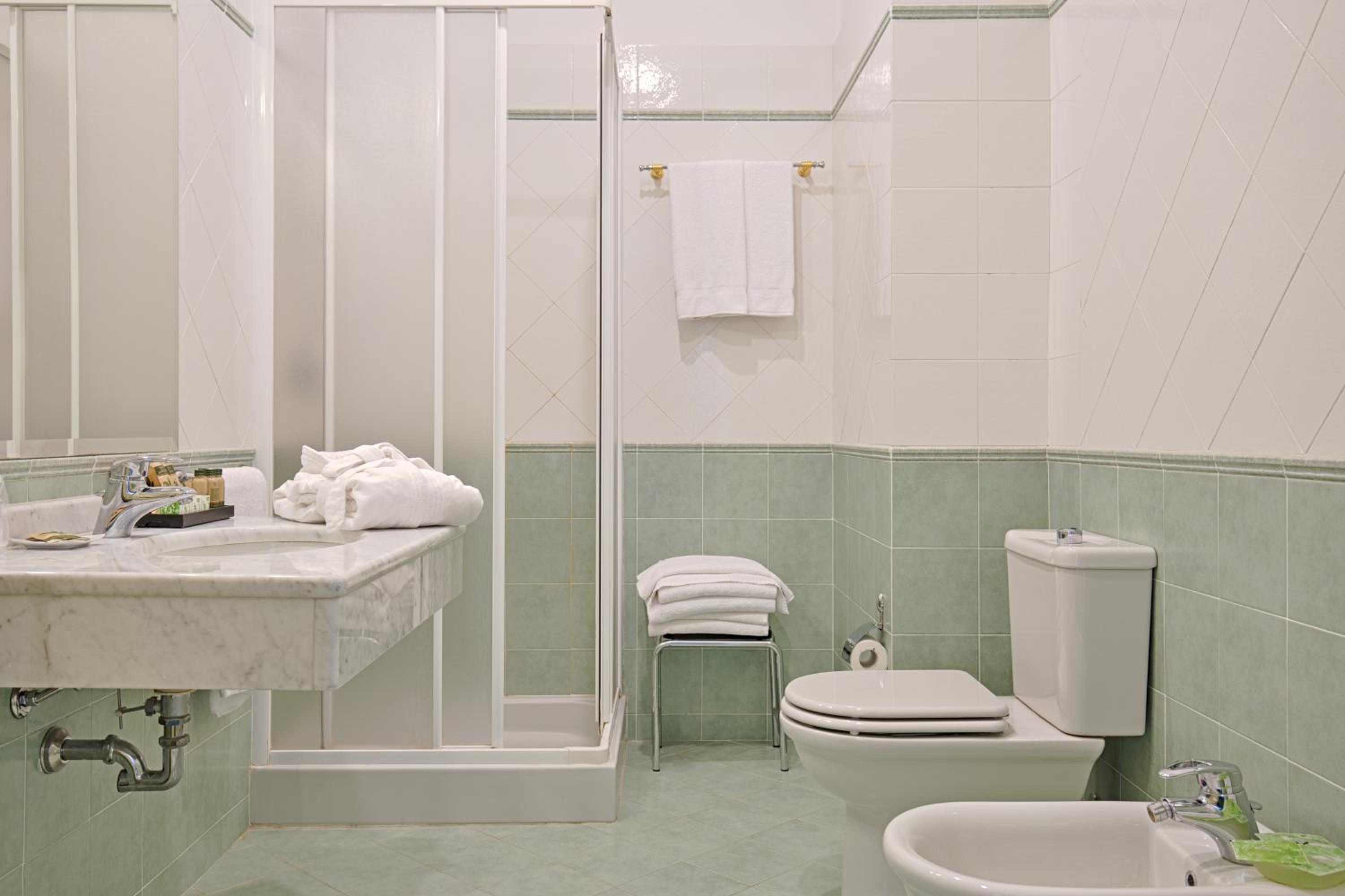 Quadruple Room - Photo 7