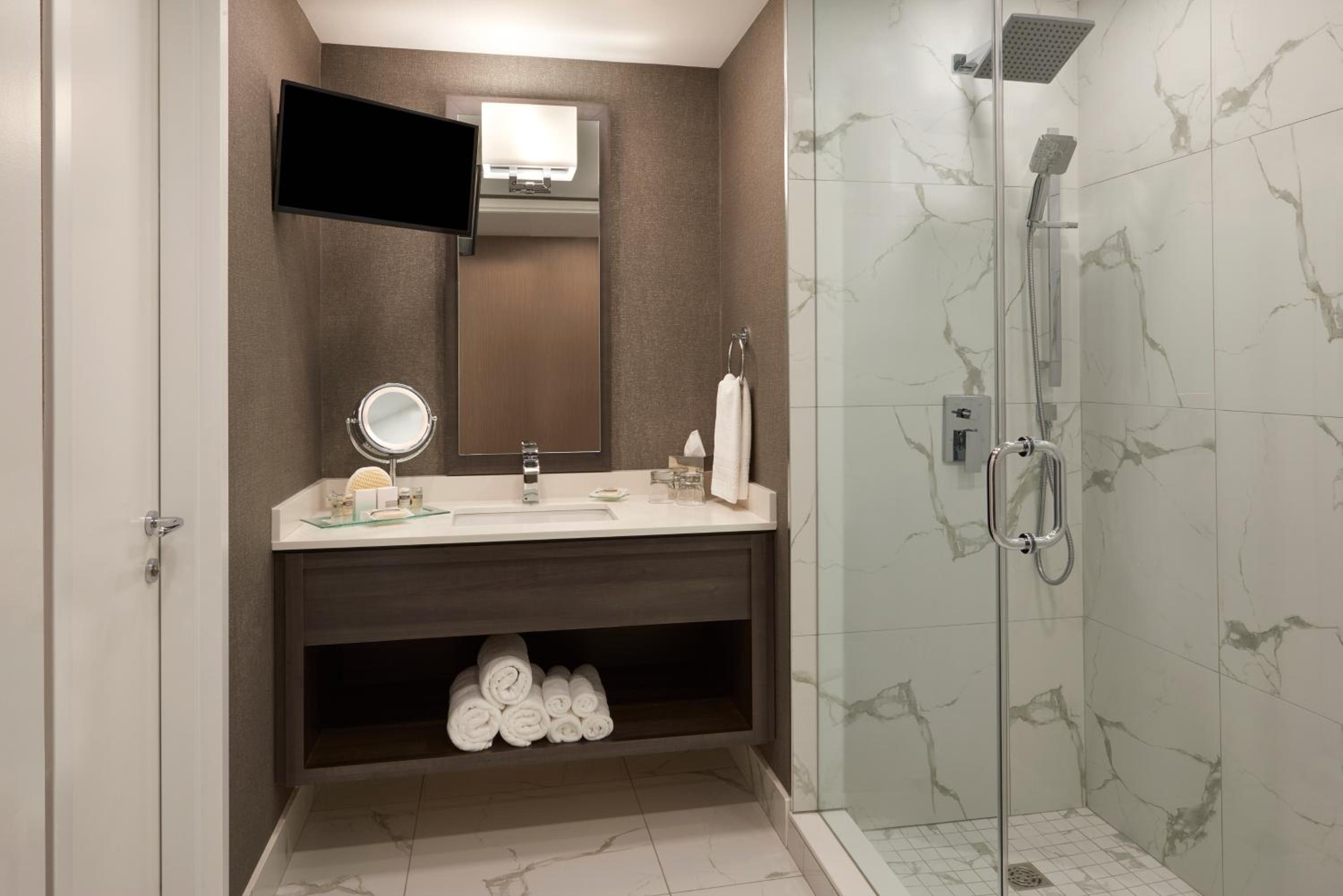 Premium Tower Queen Room with Two Queen Beds photo 2