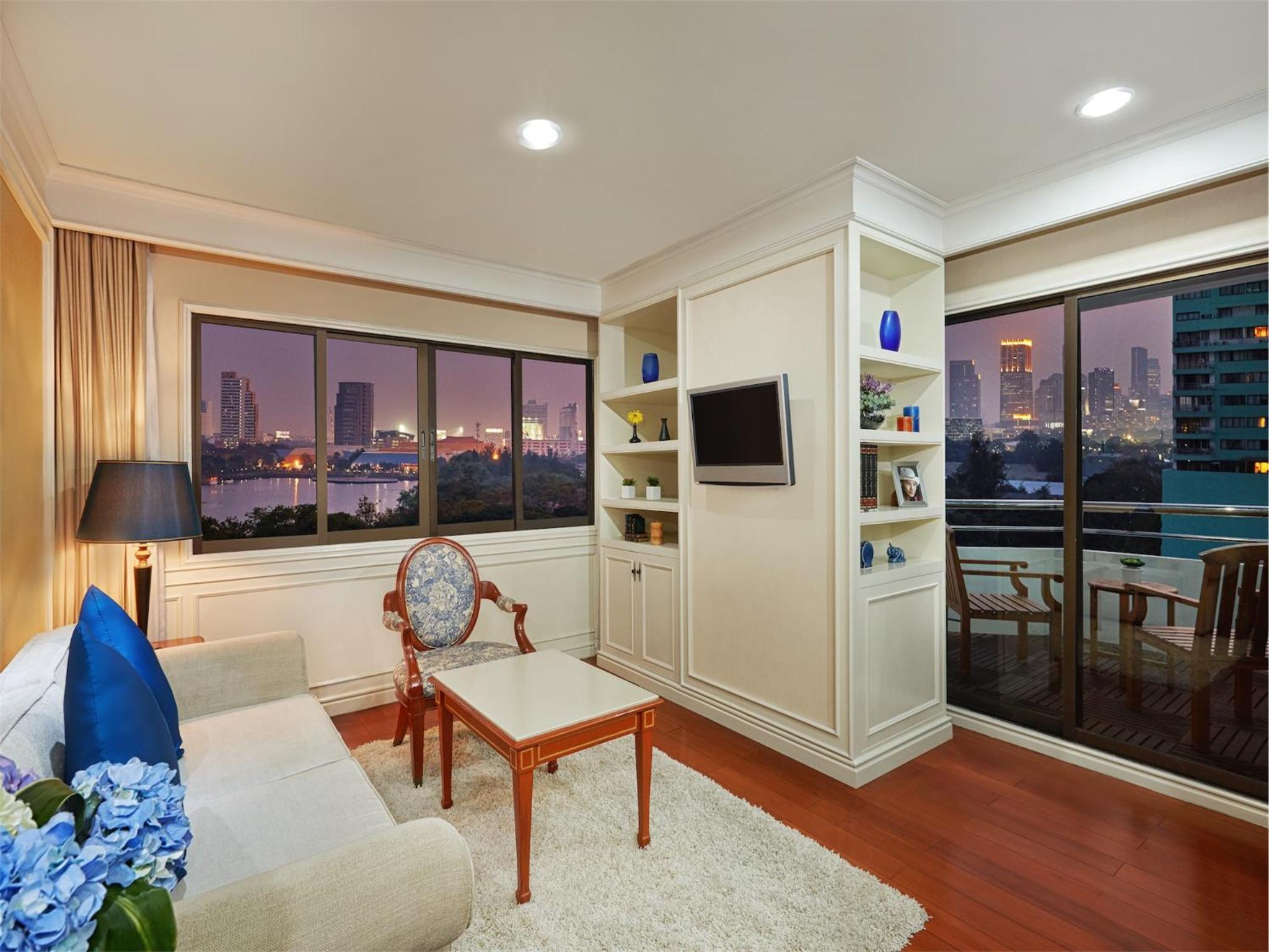 Suíte com Varanda de Um Quarto com Vista para o Lago