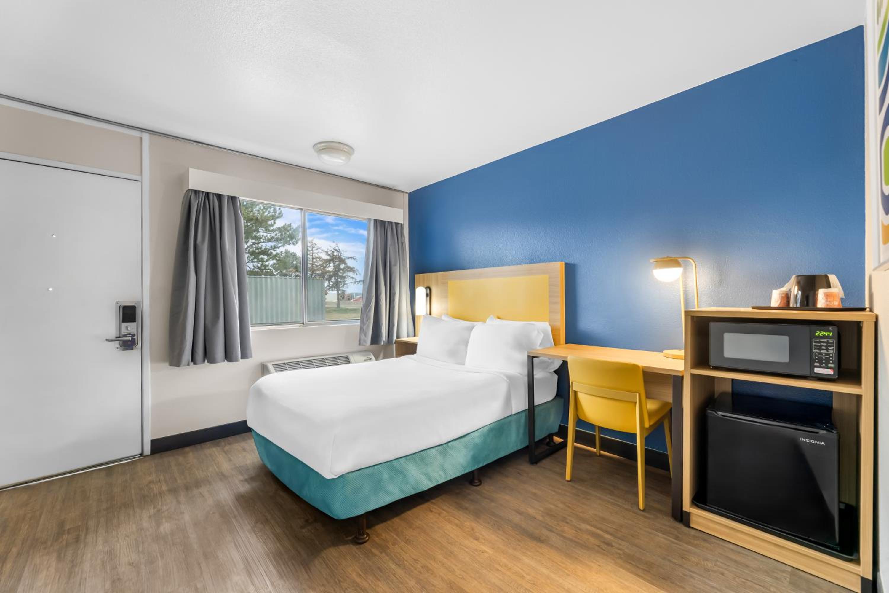 Double Room with Roll-in Shower - Disability Access/Non Smoking photo 2