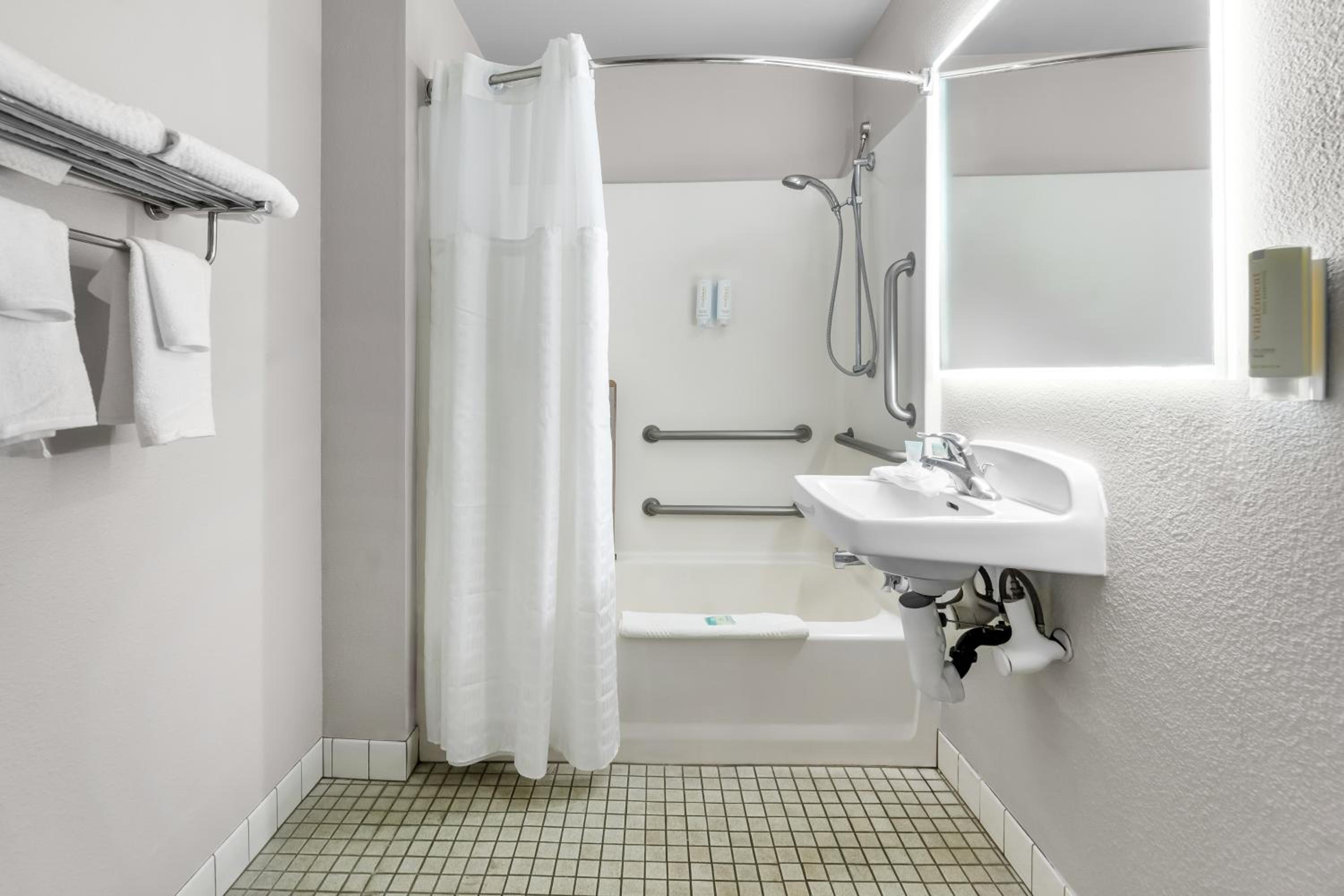 Double Room with Roll-in Shower - Disability Access/Non Smoking photo 3