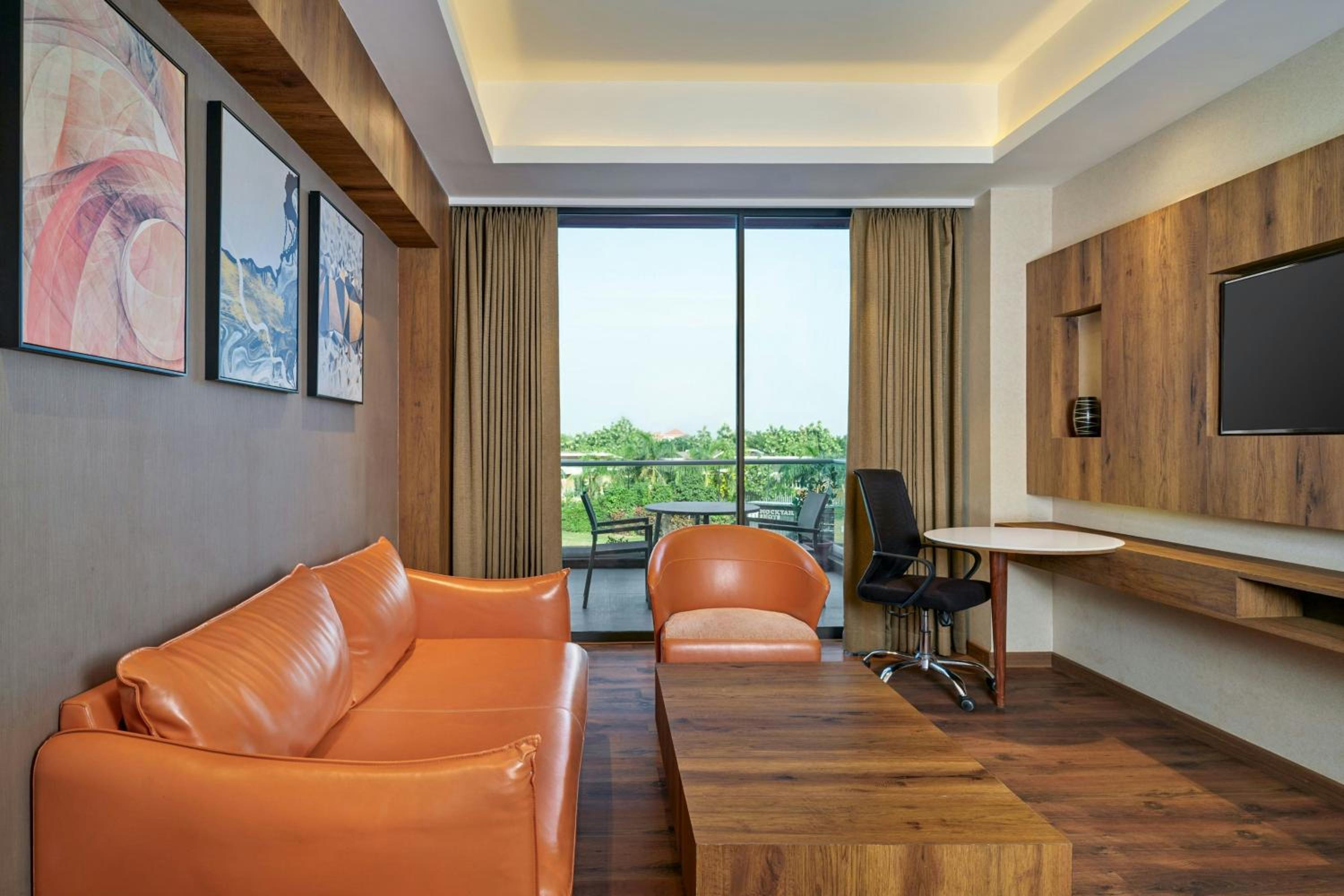 Hazel King Suite with Balcony and Pool View photo 1