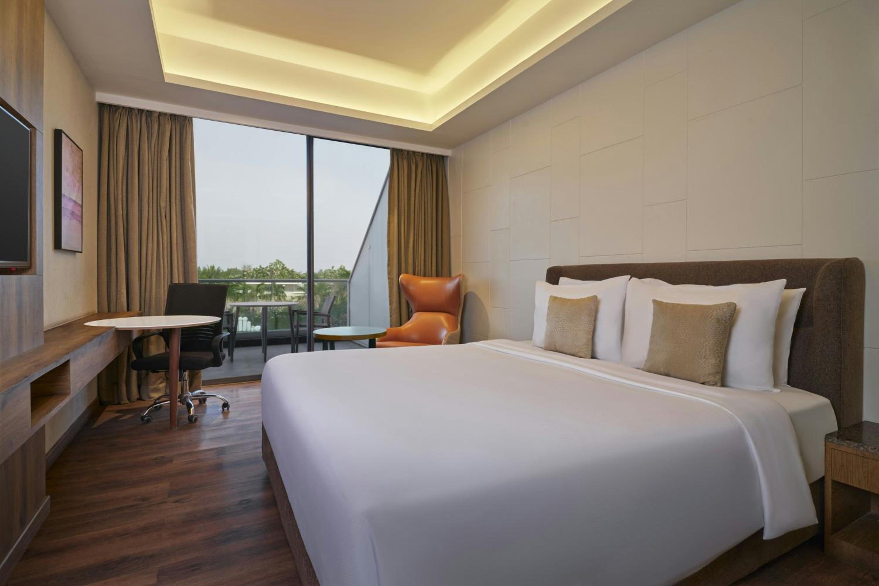 Fern Classic King Room with Balcony and Pool View photo 2