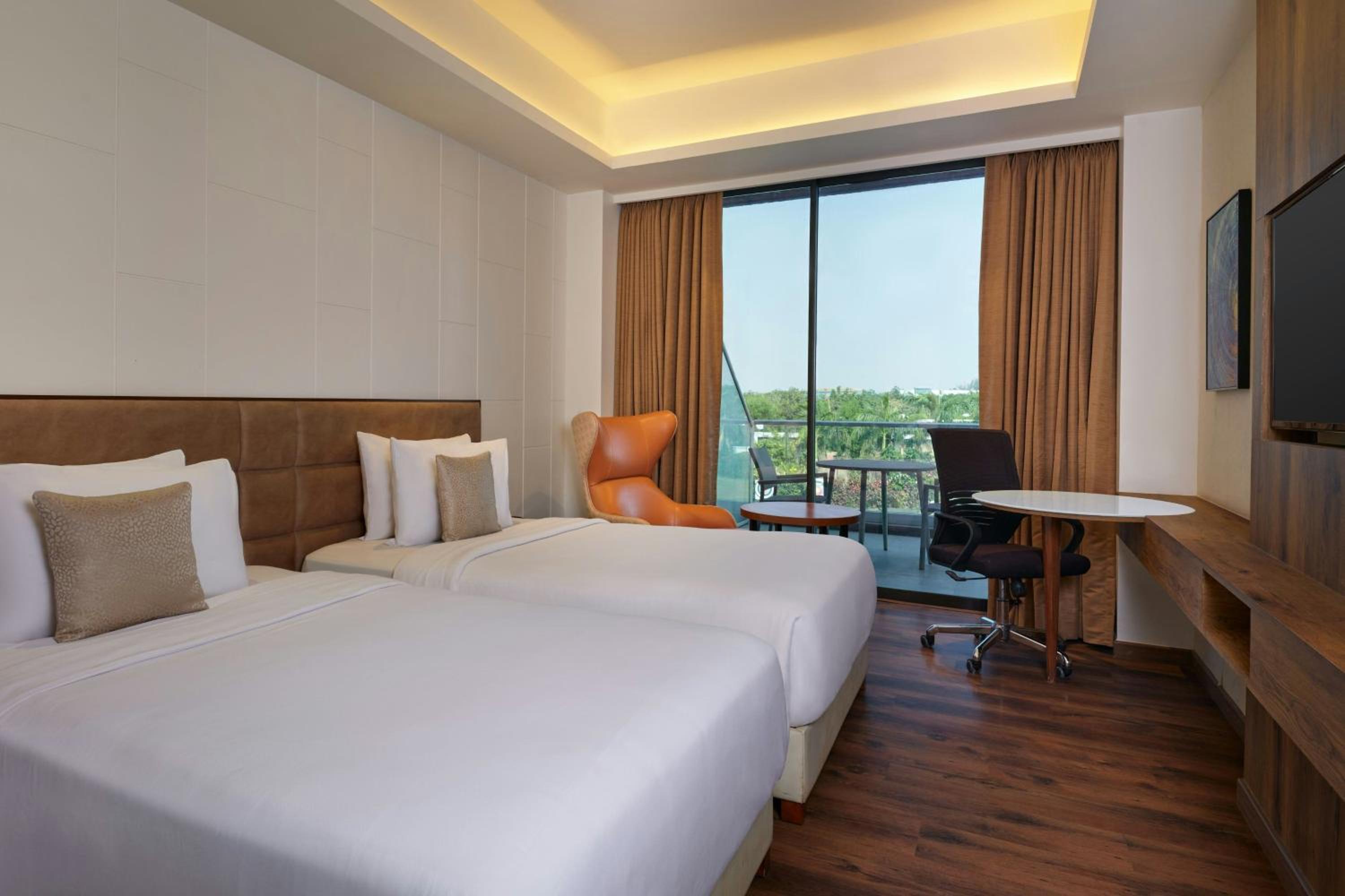 Fern Classic Twin Room with Balcony and Pool View photo 2