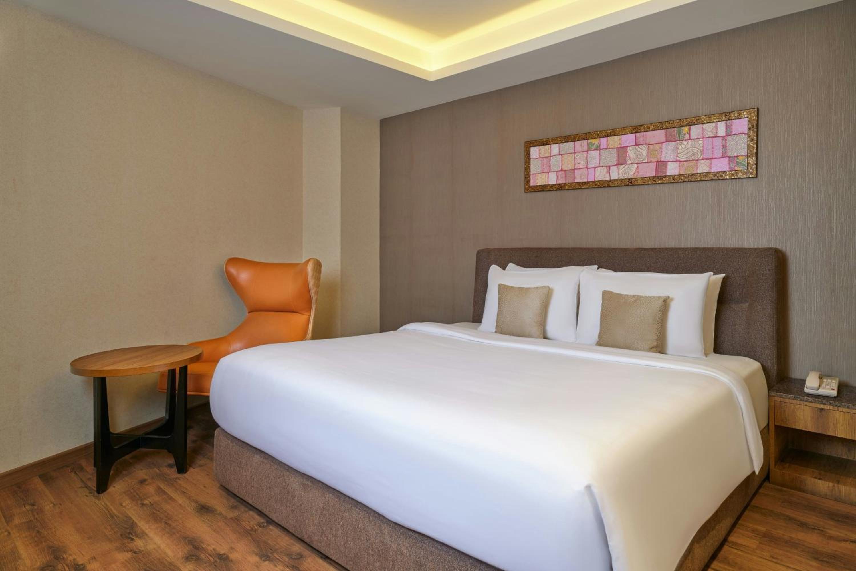 Hazel King Suite with Balcony and Pool View photo 2