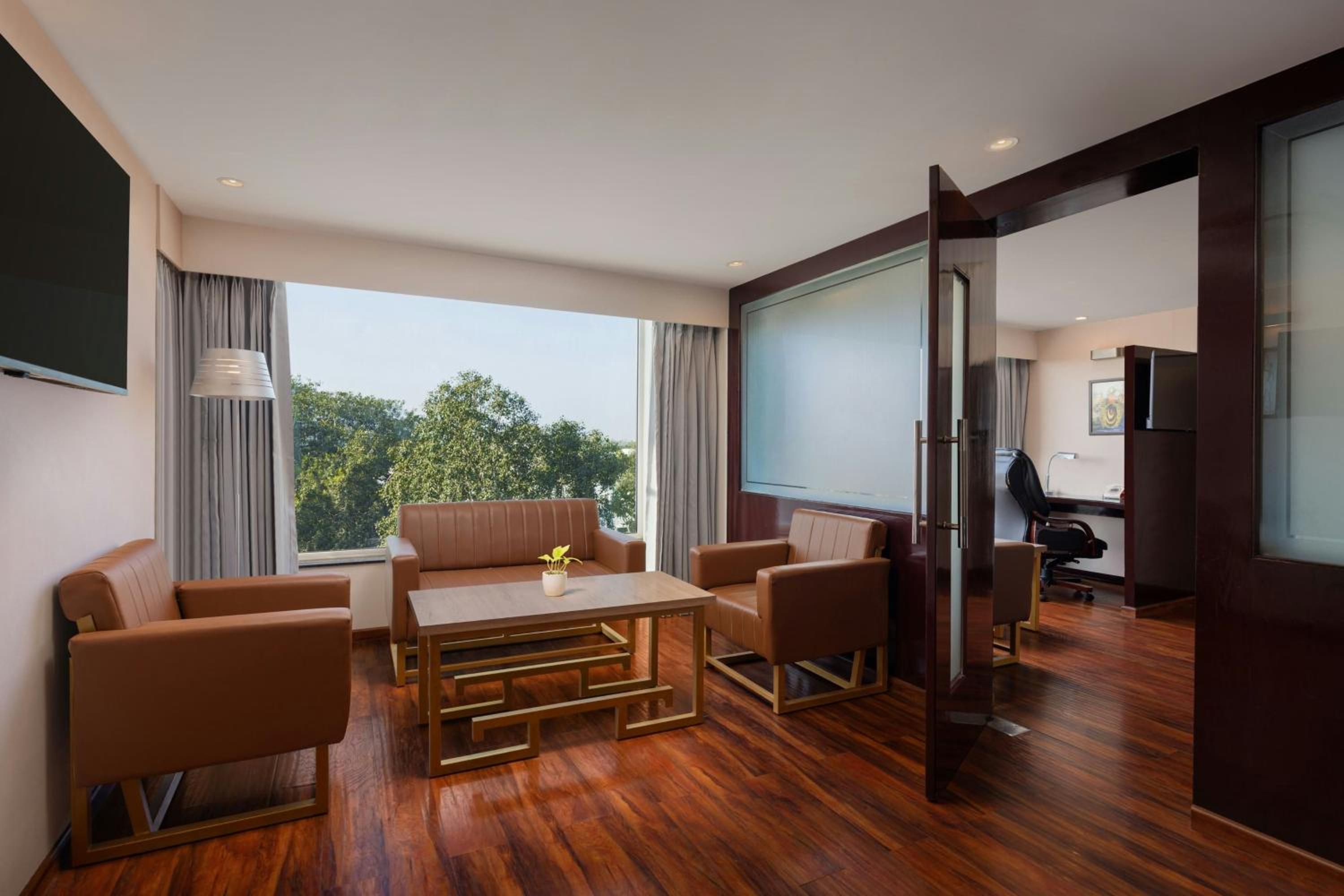 Hazel One-Bedroom King Suite with City View photo 1