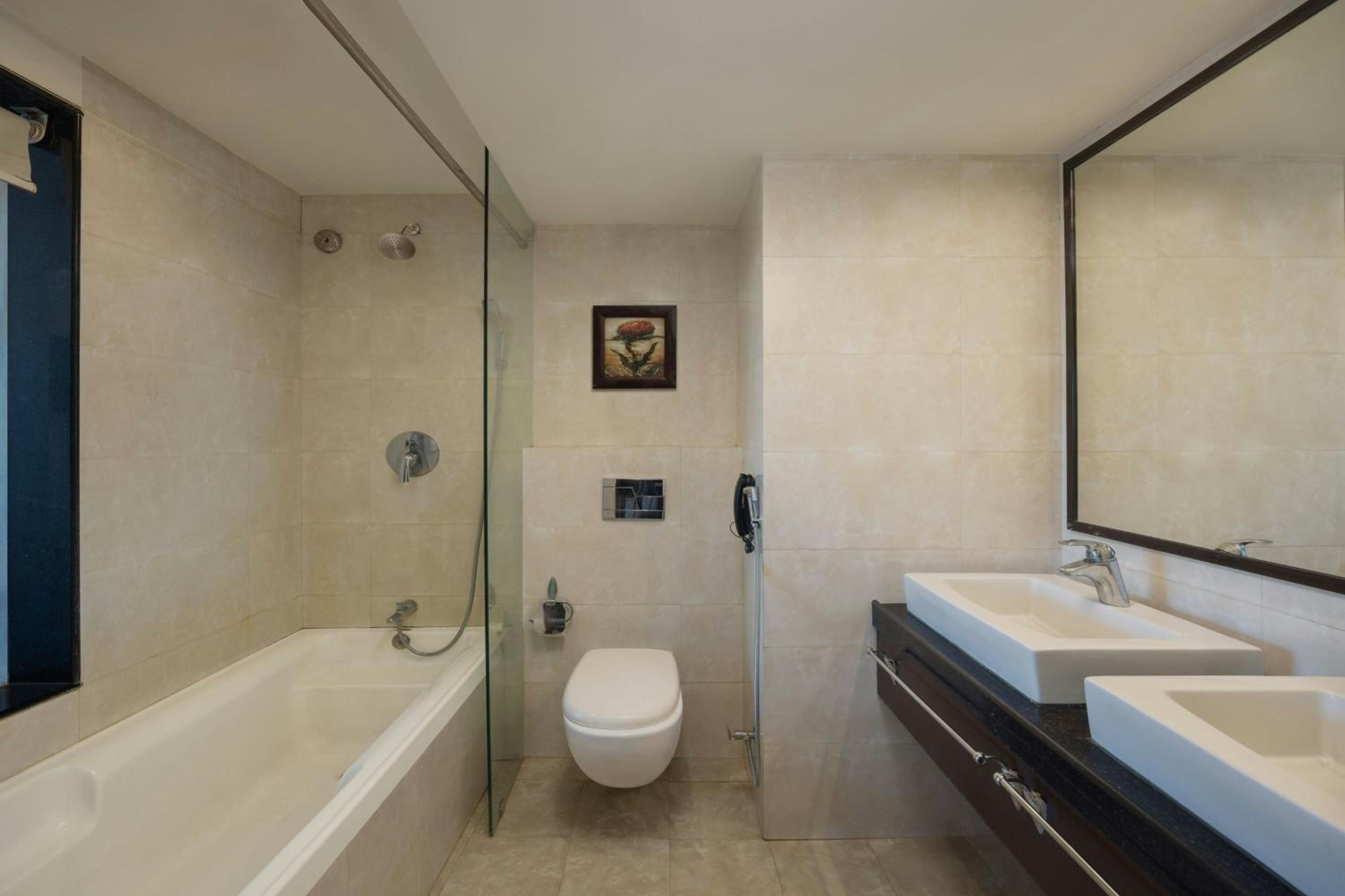 Hazel One-Bedroom King Suite with City View photo 3