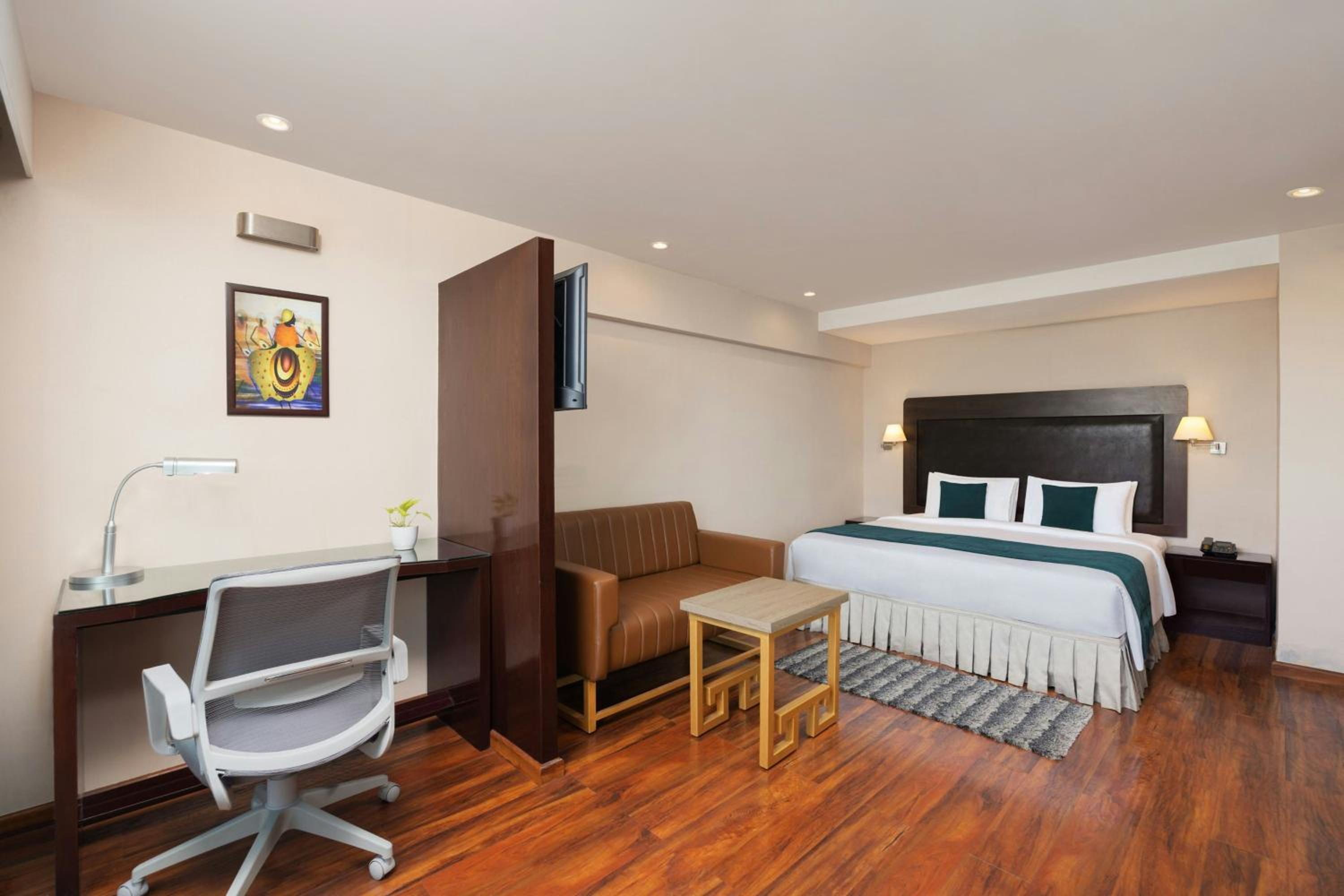 Hazel One-Bedroom King Suite with City View photo 2