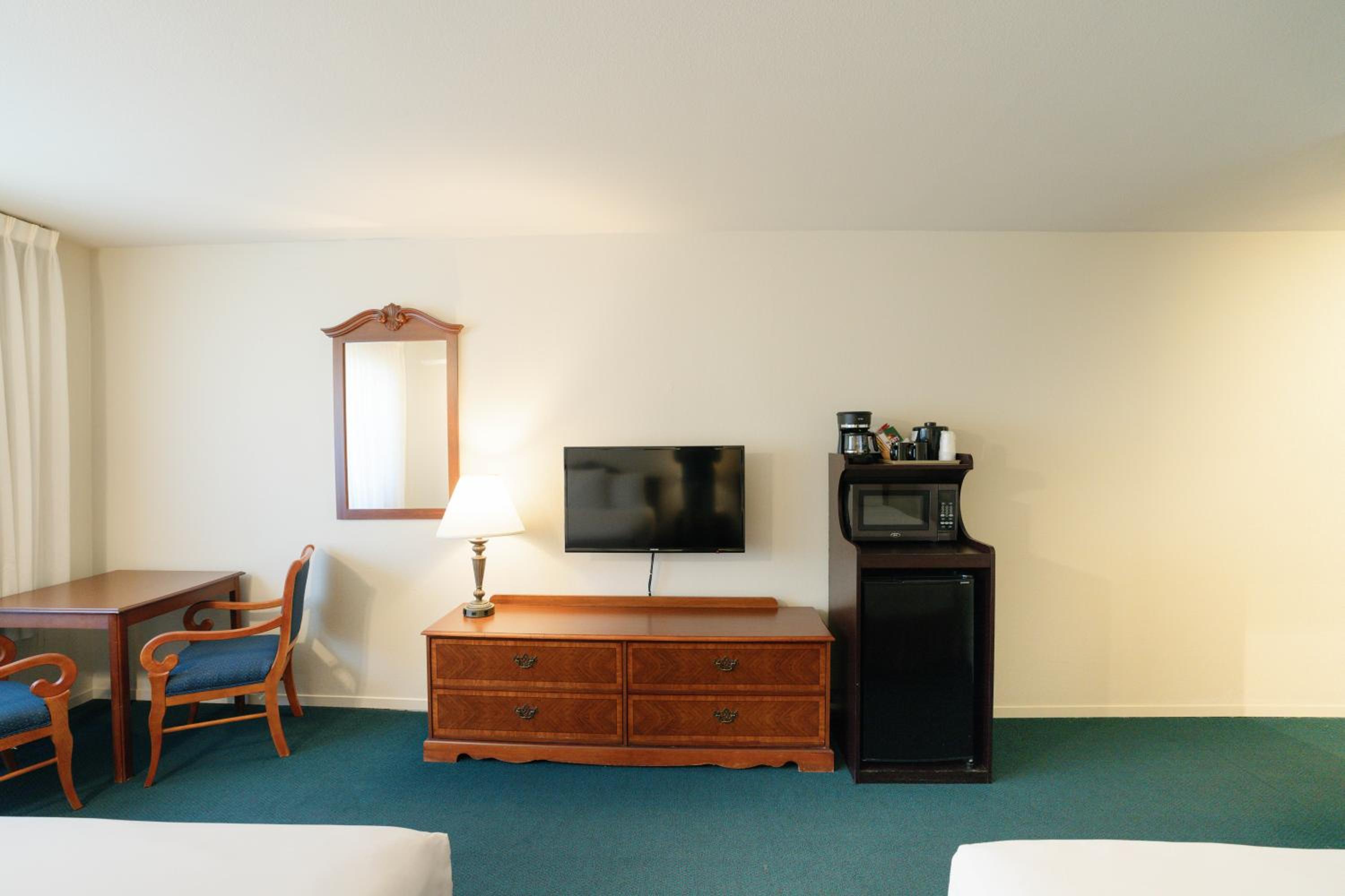 Queen Room with Two Queen Beds - Photo 3