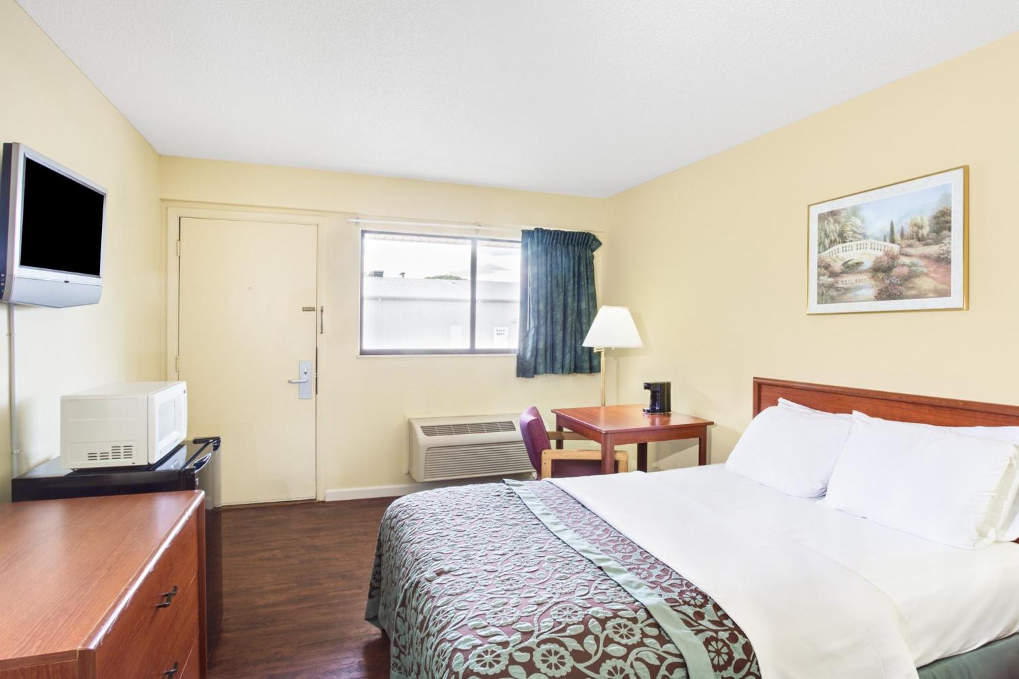 One Queen Bed Room - Photo 1