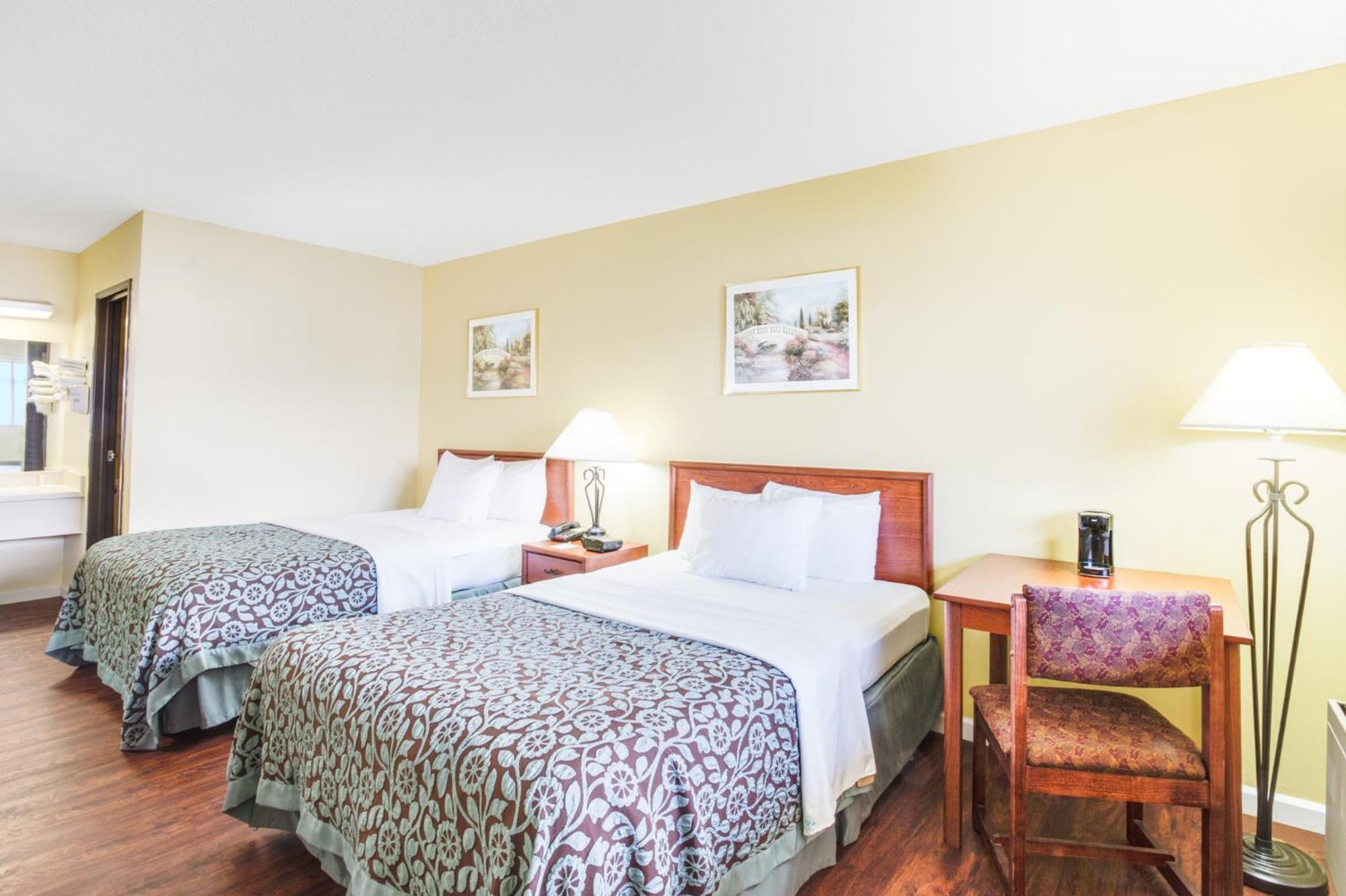Deluxe Double Room with Two Double Beds - Non-Smoking - Photo 3