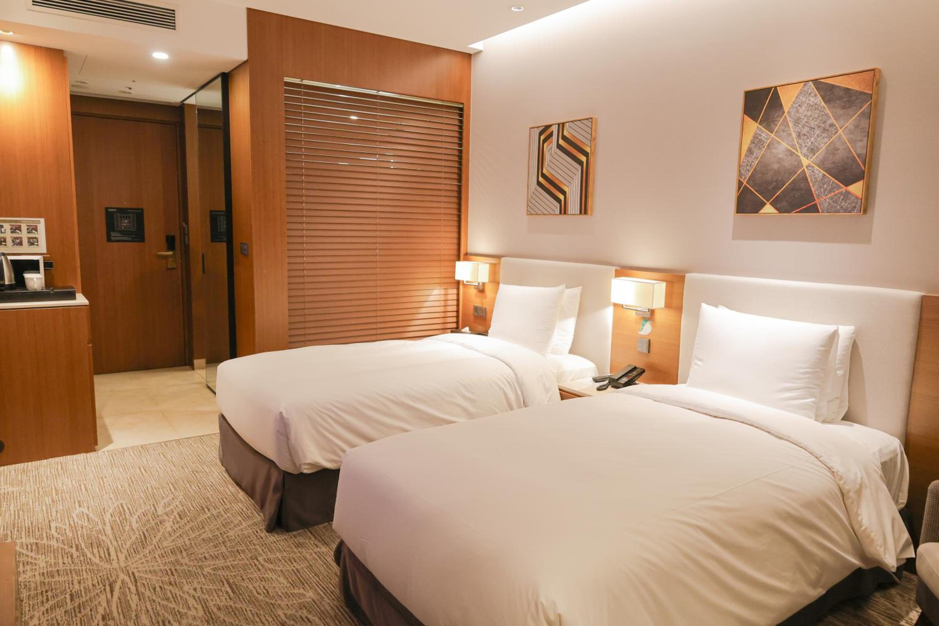 	 [Business PKG-Check in from 18:00] Standard Twin Room - Travel KIT (per stay) + 2 cans of Beer (per day)