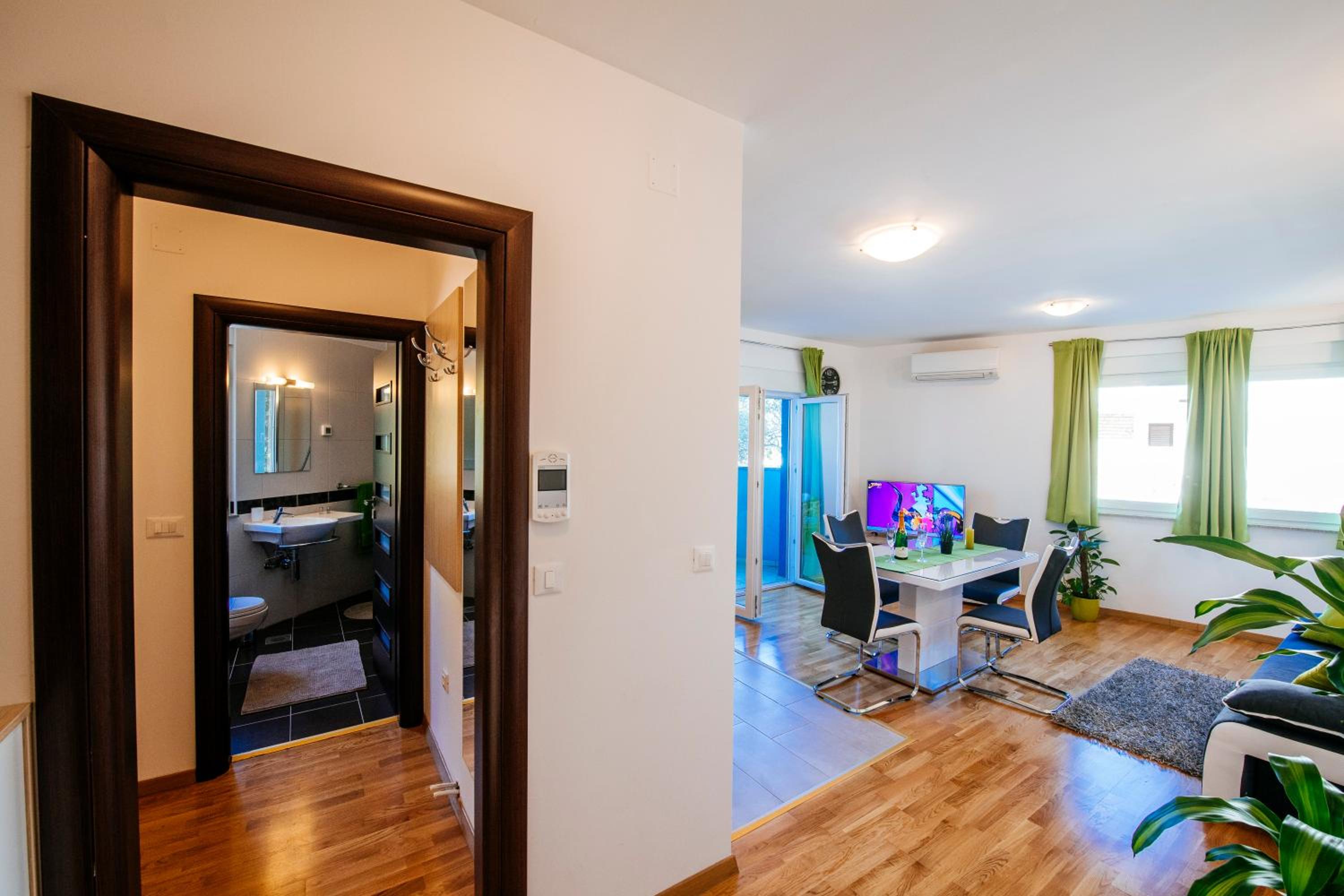 Apartment with Balcony - Photo 21