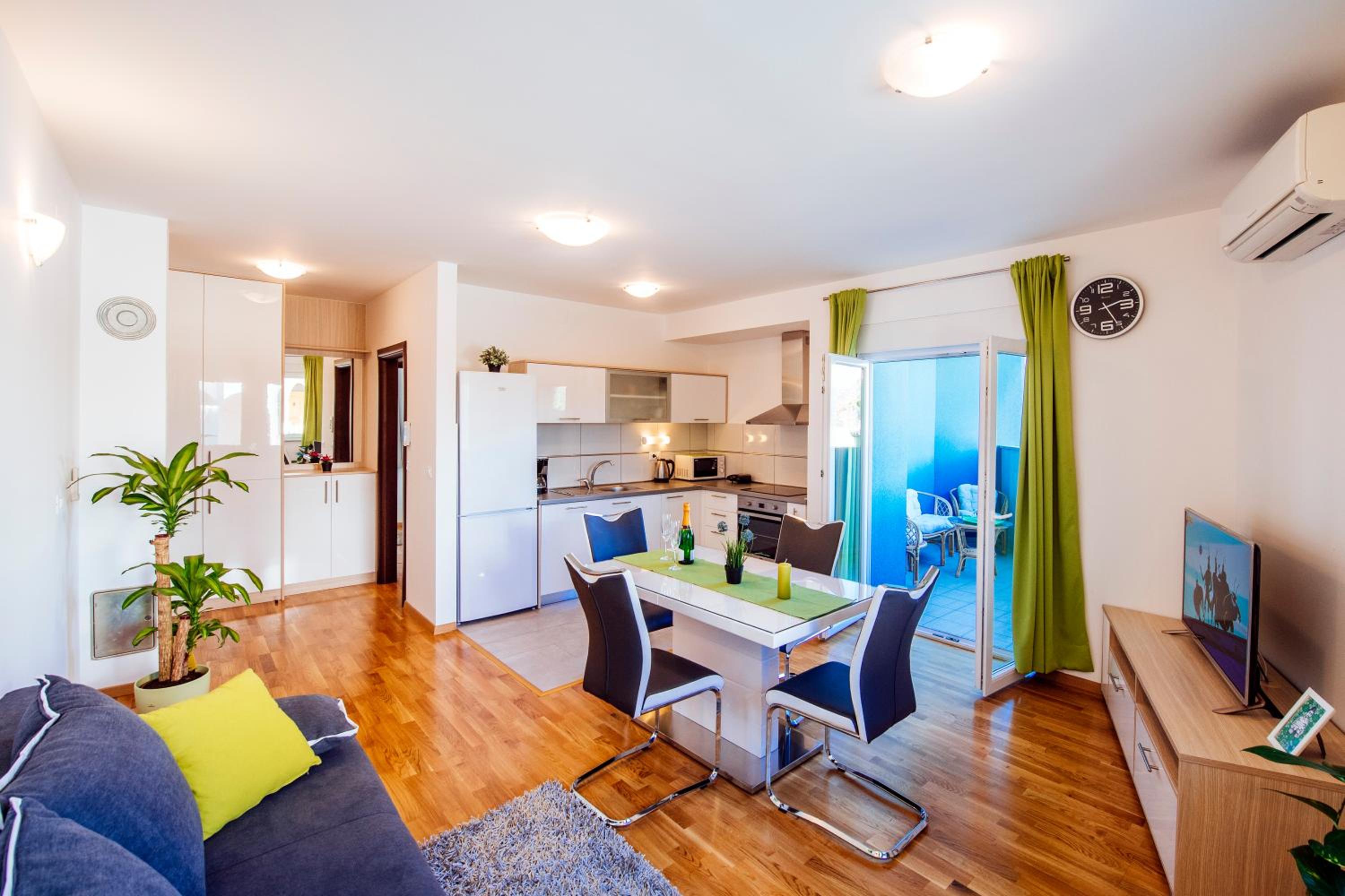 Apartment with Balcony - Photo 22