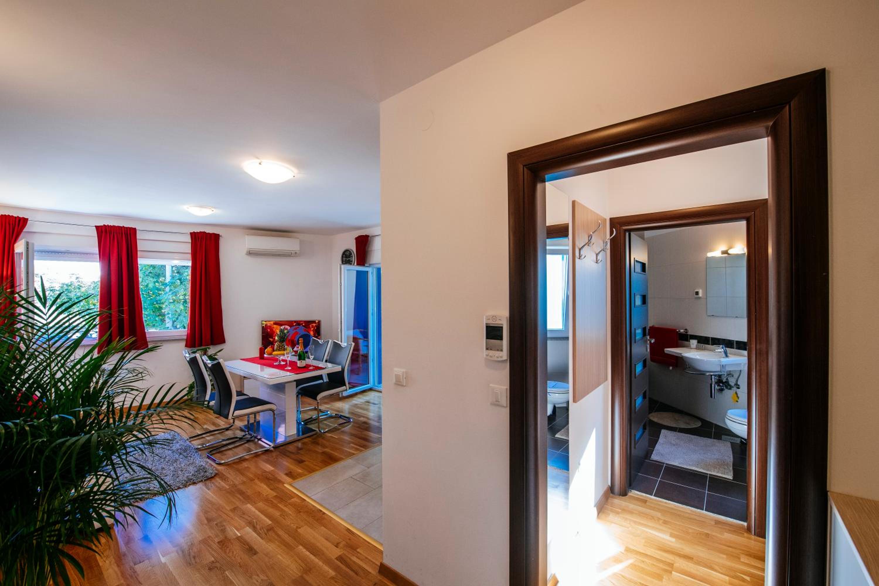 Apartment with Balcony - Photo 23