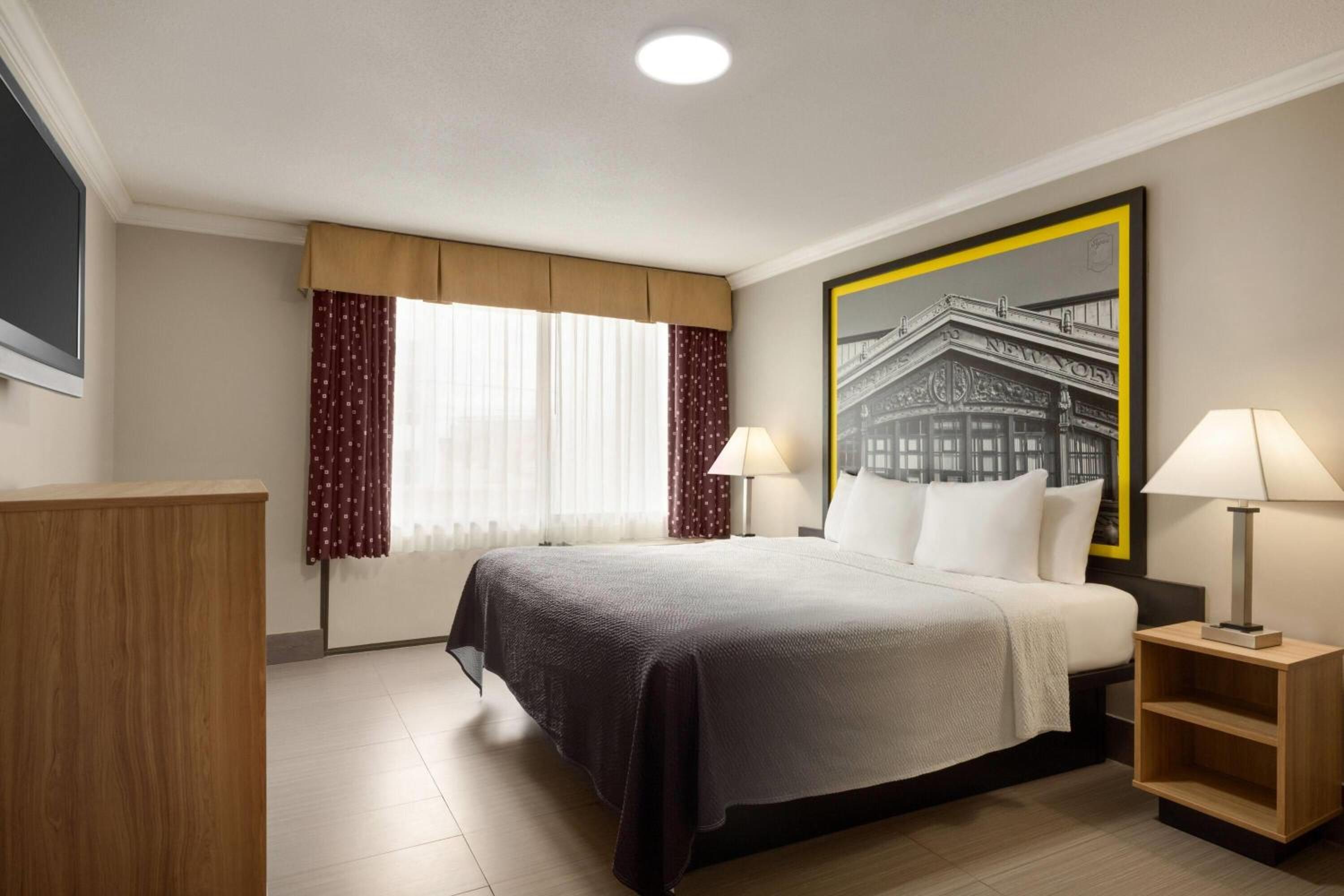 Deluxe King Suite - Non-Smoking - Photo 2