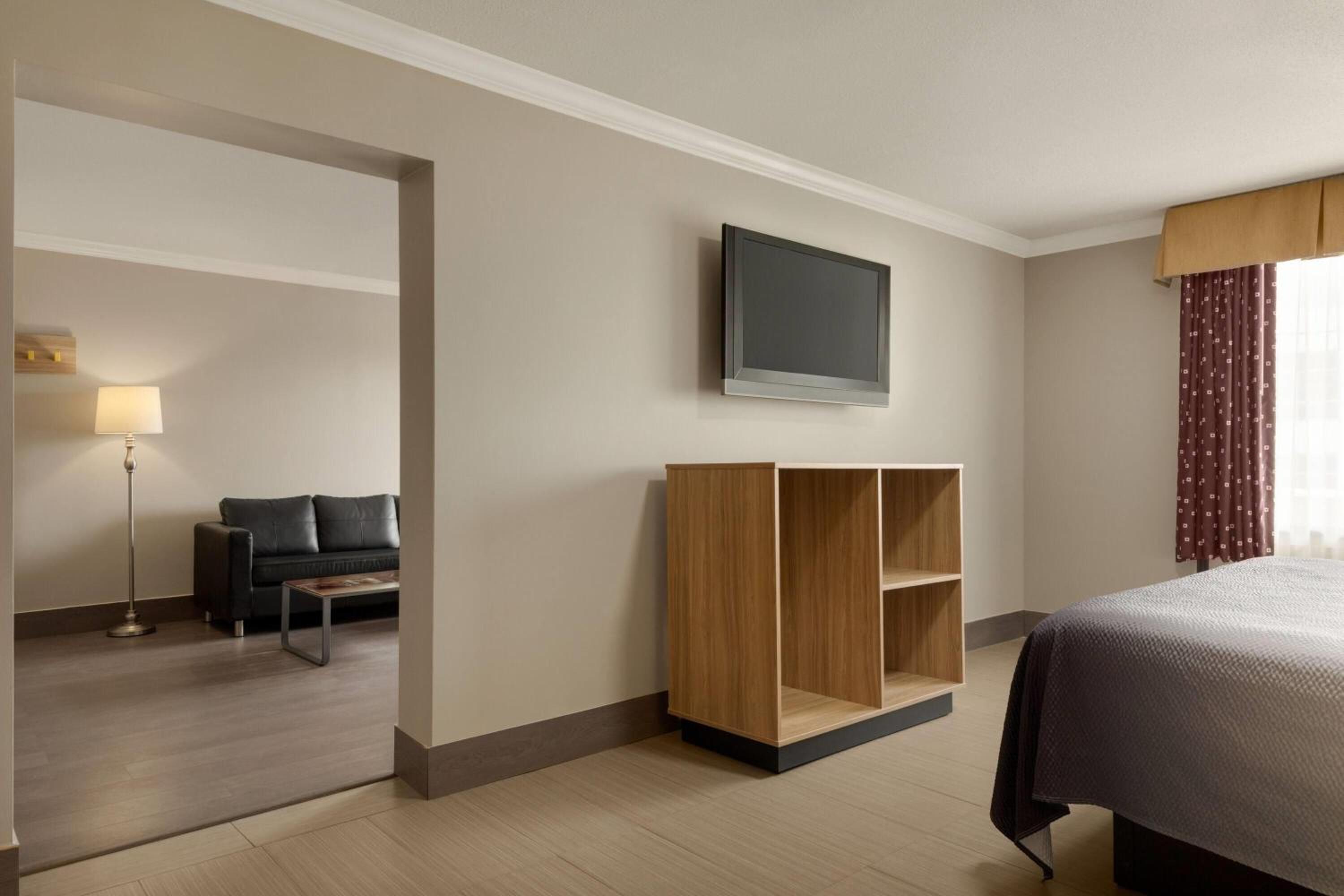 Deluxe King Suite - Non-Smoking - Photo 3
