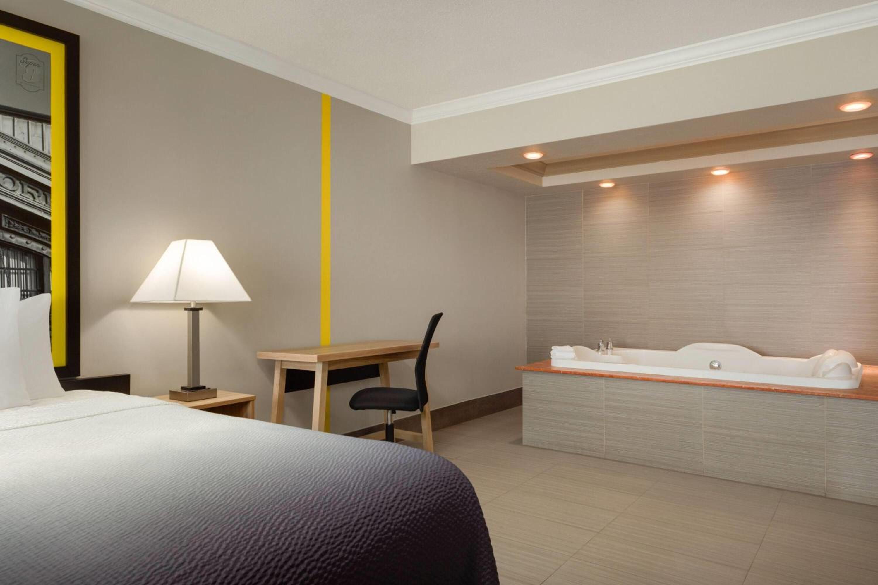 Deluxe King Suite - Non-Smoking - Photo 4