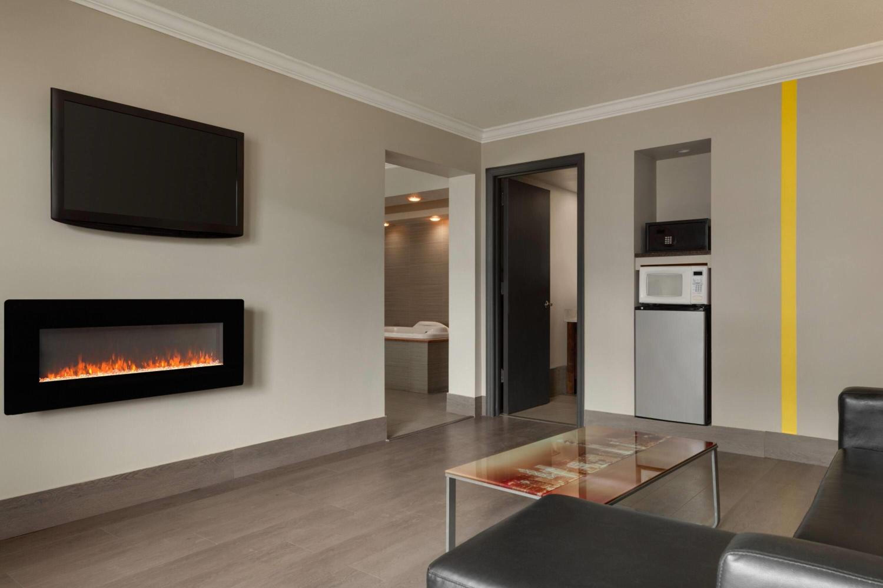 Deluxe King Suite - Non-Smoking - Photo 5