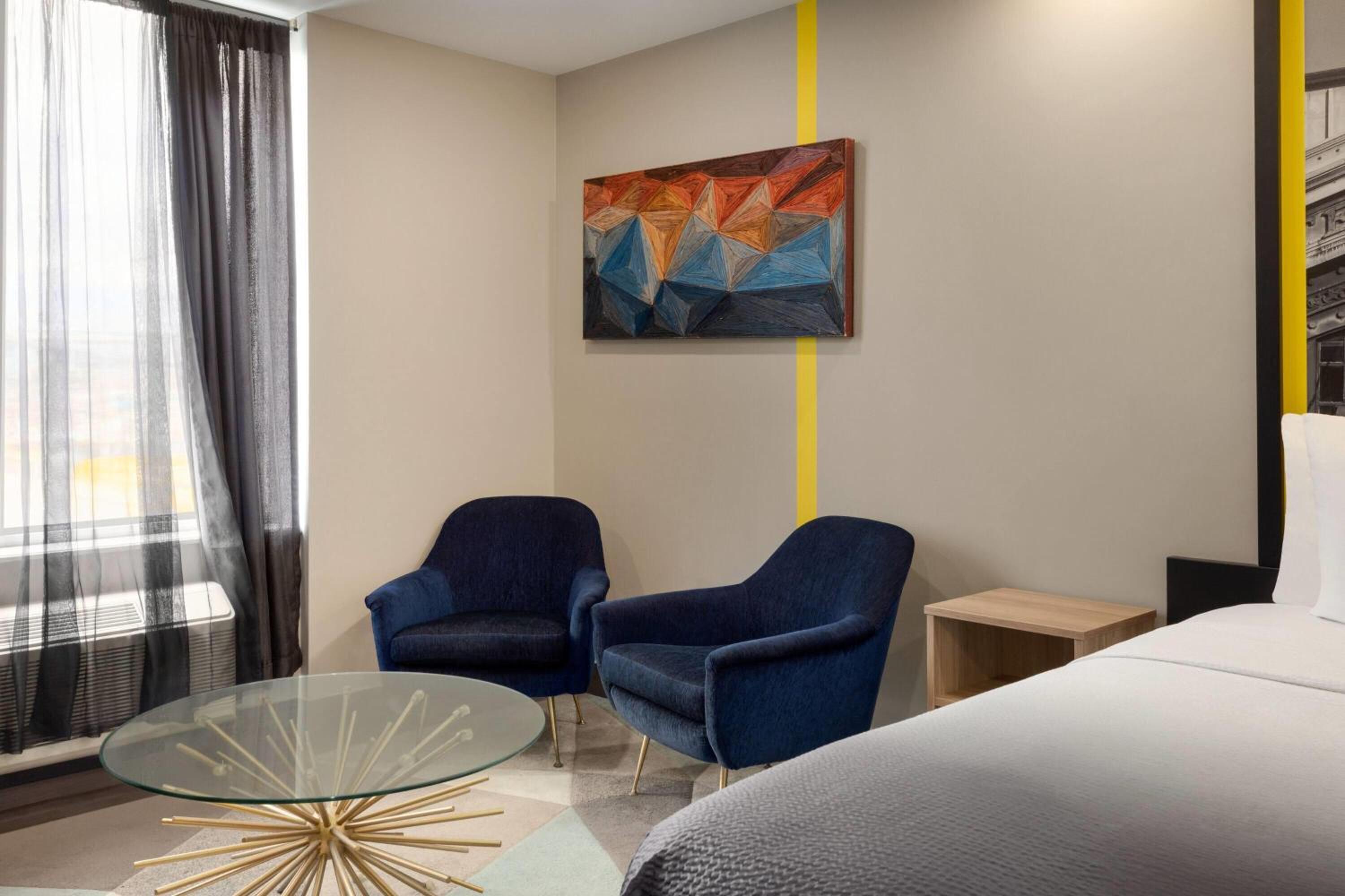 King Suite - Non-Smoking - Photo 3