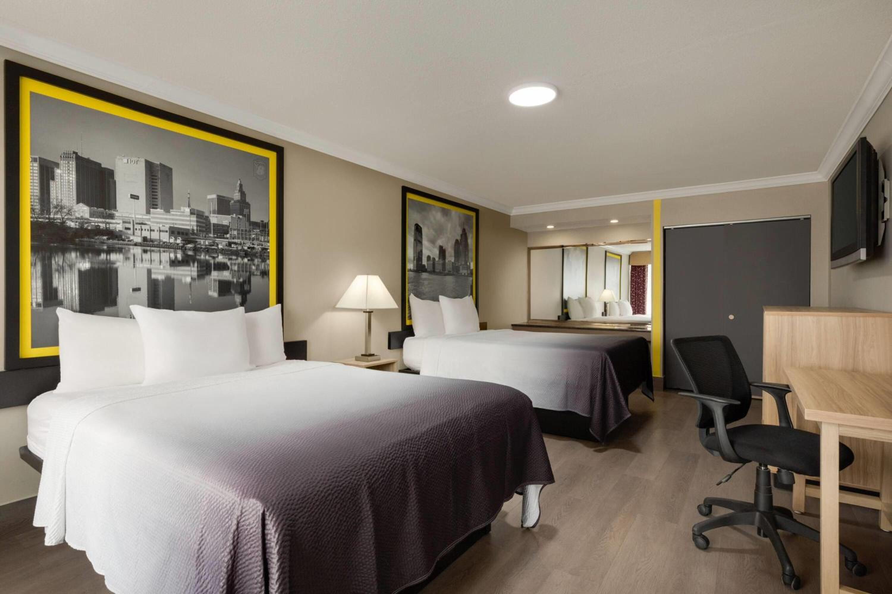 2 Double Beds, 1 Bedroom, Business Suite, Non-Smoking - Photo 1