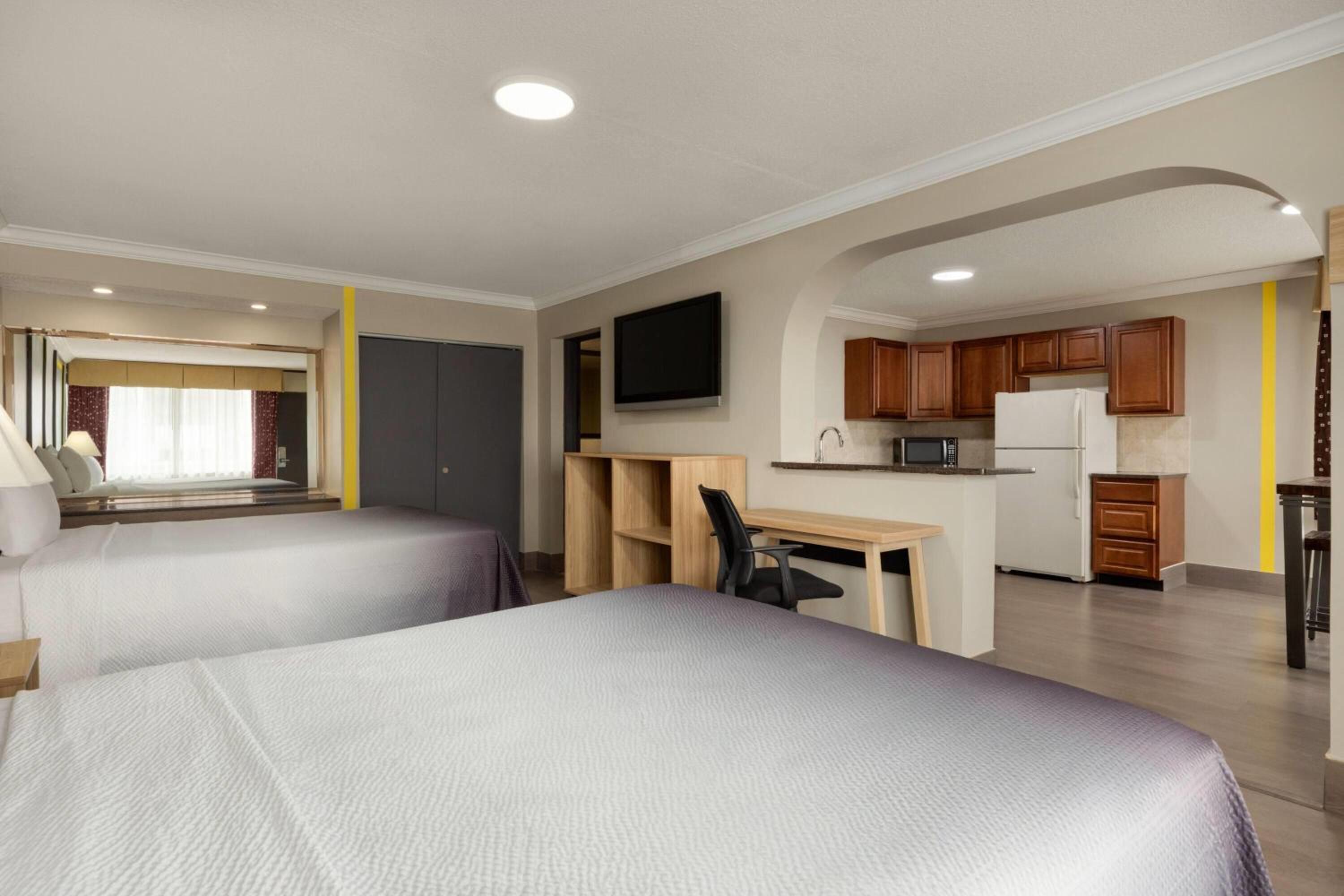 2 Double Beds, 1 Bedroom, Business Suite, Non-Smoking - Photo 2