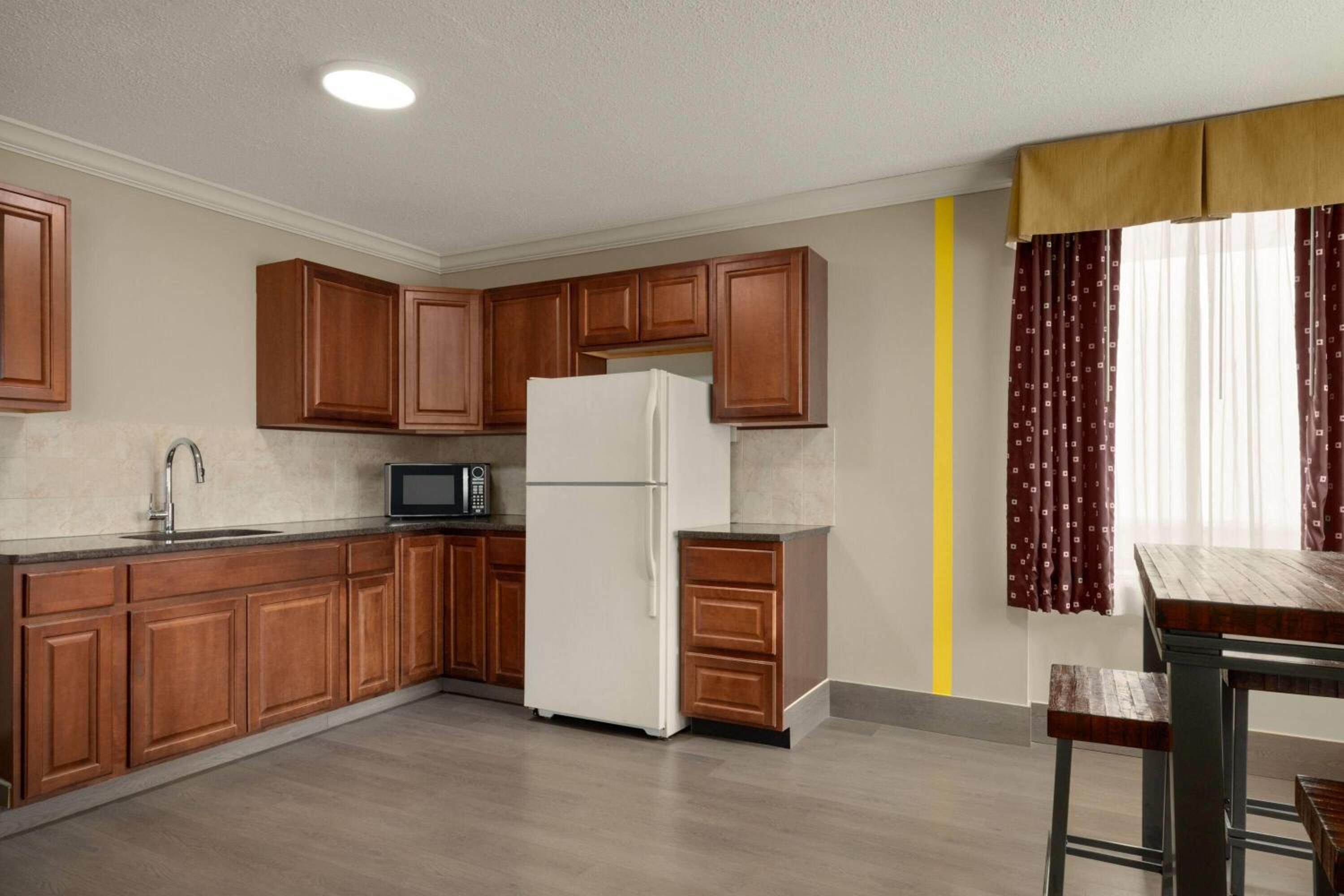2 Double Beds, 1 Bedroom, Business Suite, Non-Smoking - Photo 3