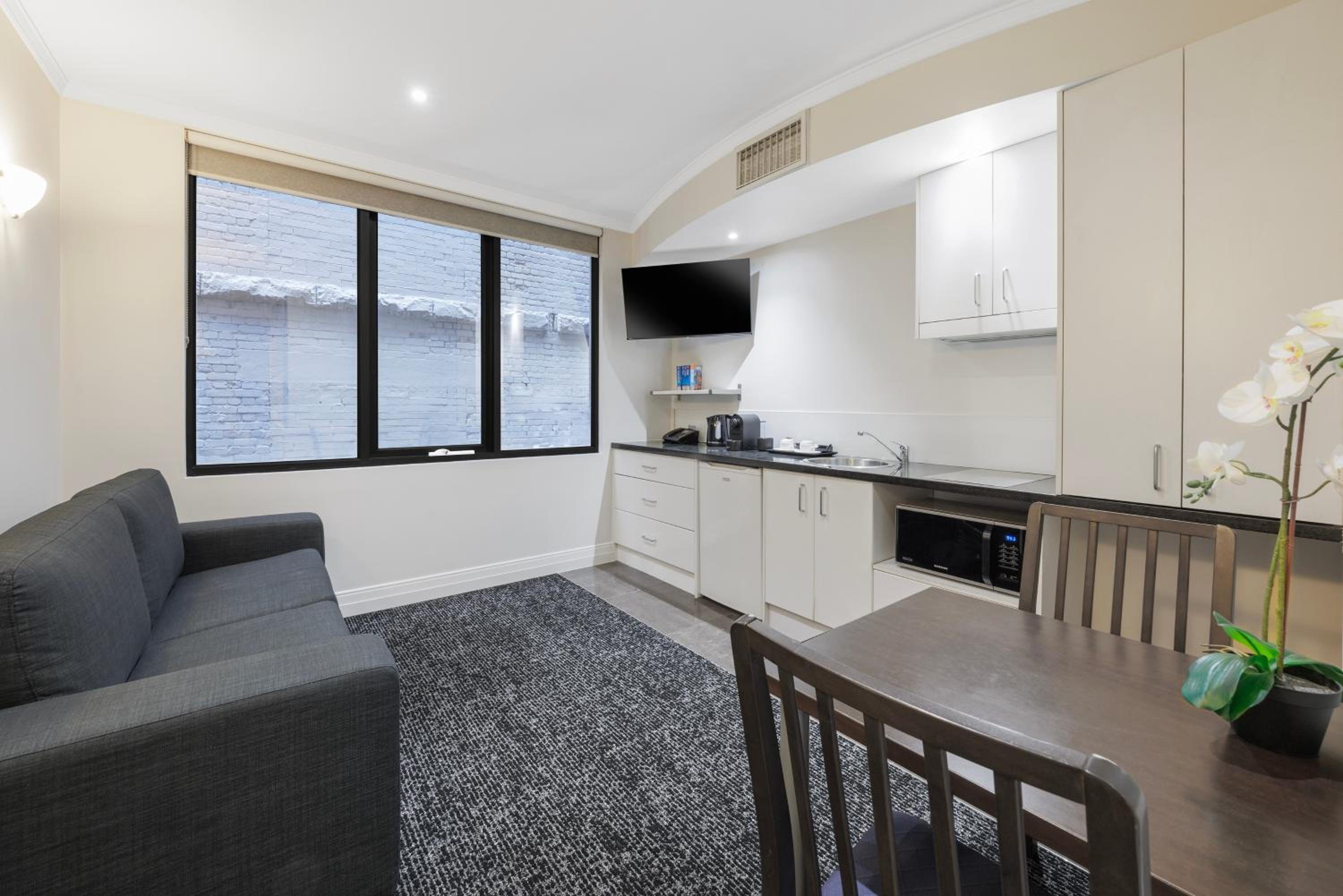 West Executive with No Housekeeping Service photo 2