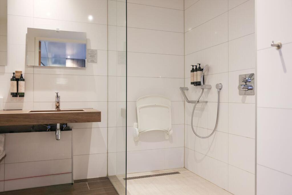 Twin Room - Disability Access photo 2