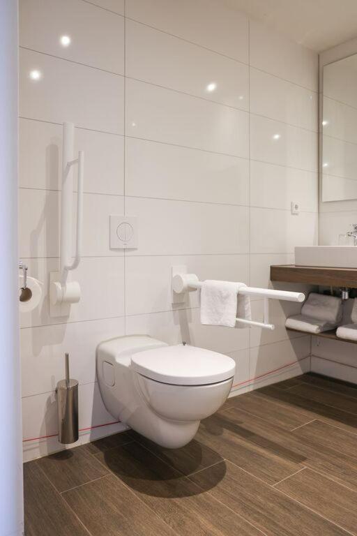 Twin Room - Disability Access photo 3