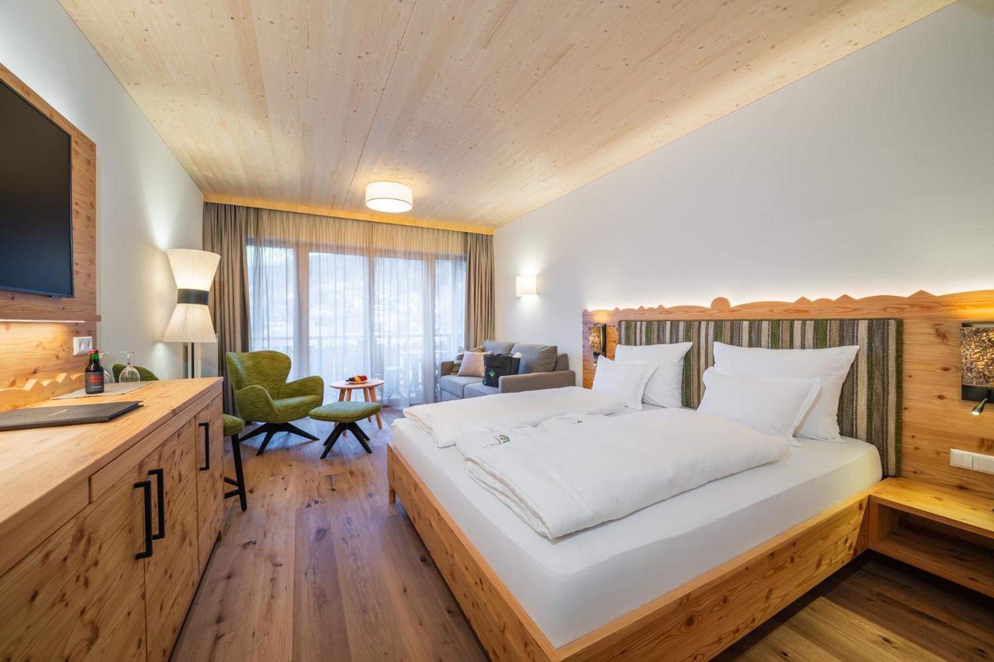 Deluxe Room with Balcony photo 3