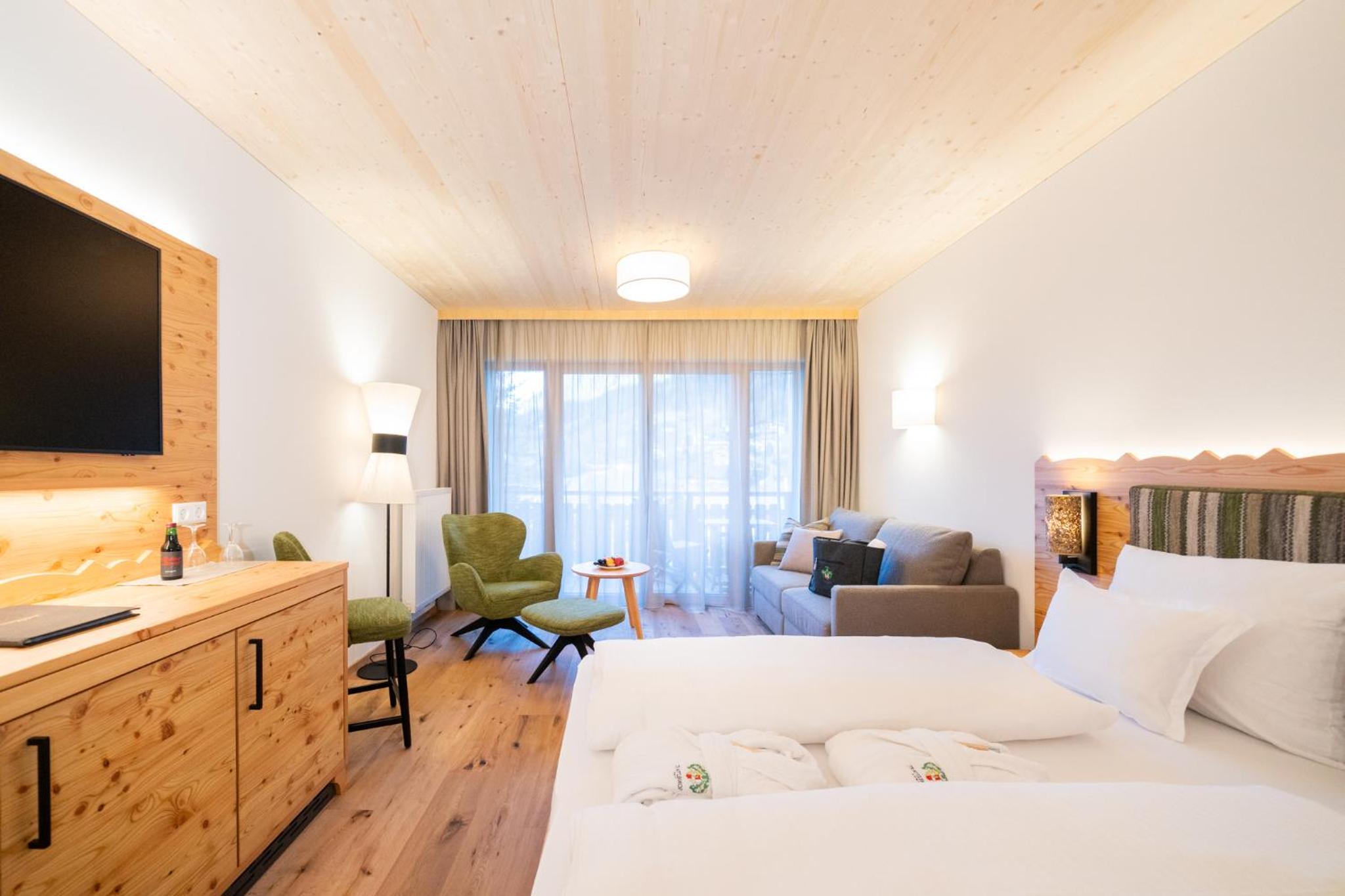 Deluxe Room with Balcony photo 1