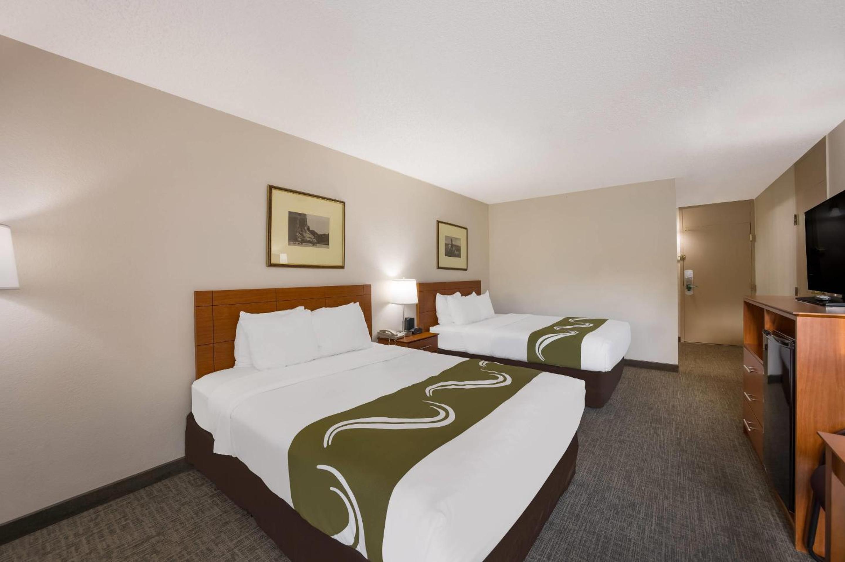 Queen Room with Two Queen Beds - Non-Smoking - Photo 2