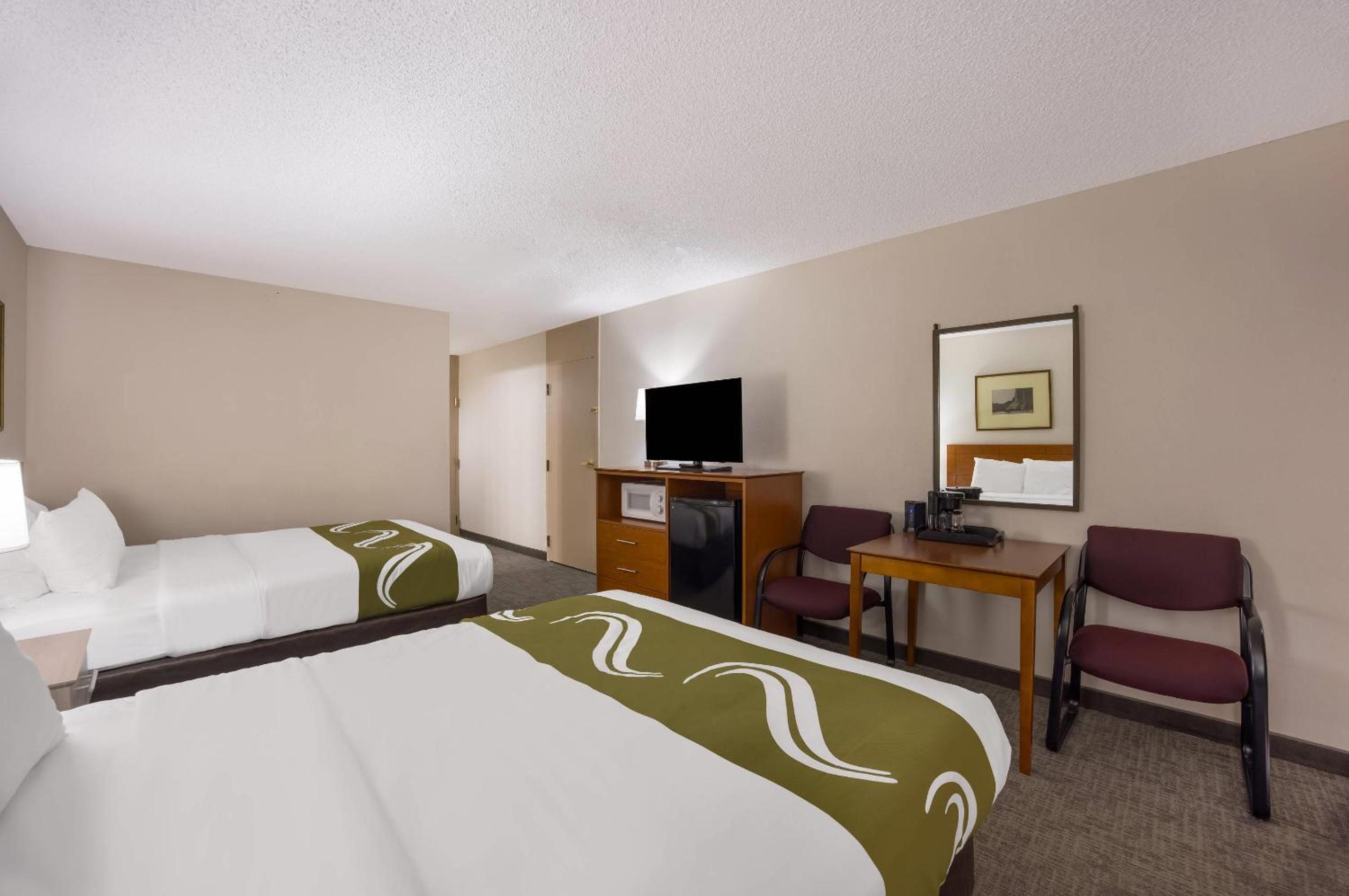 Queen Room with Two Queen Beds - Non-Smoking - Photo 3