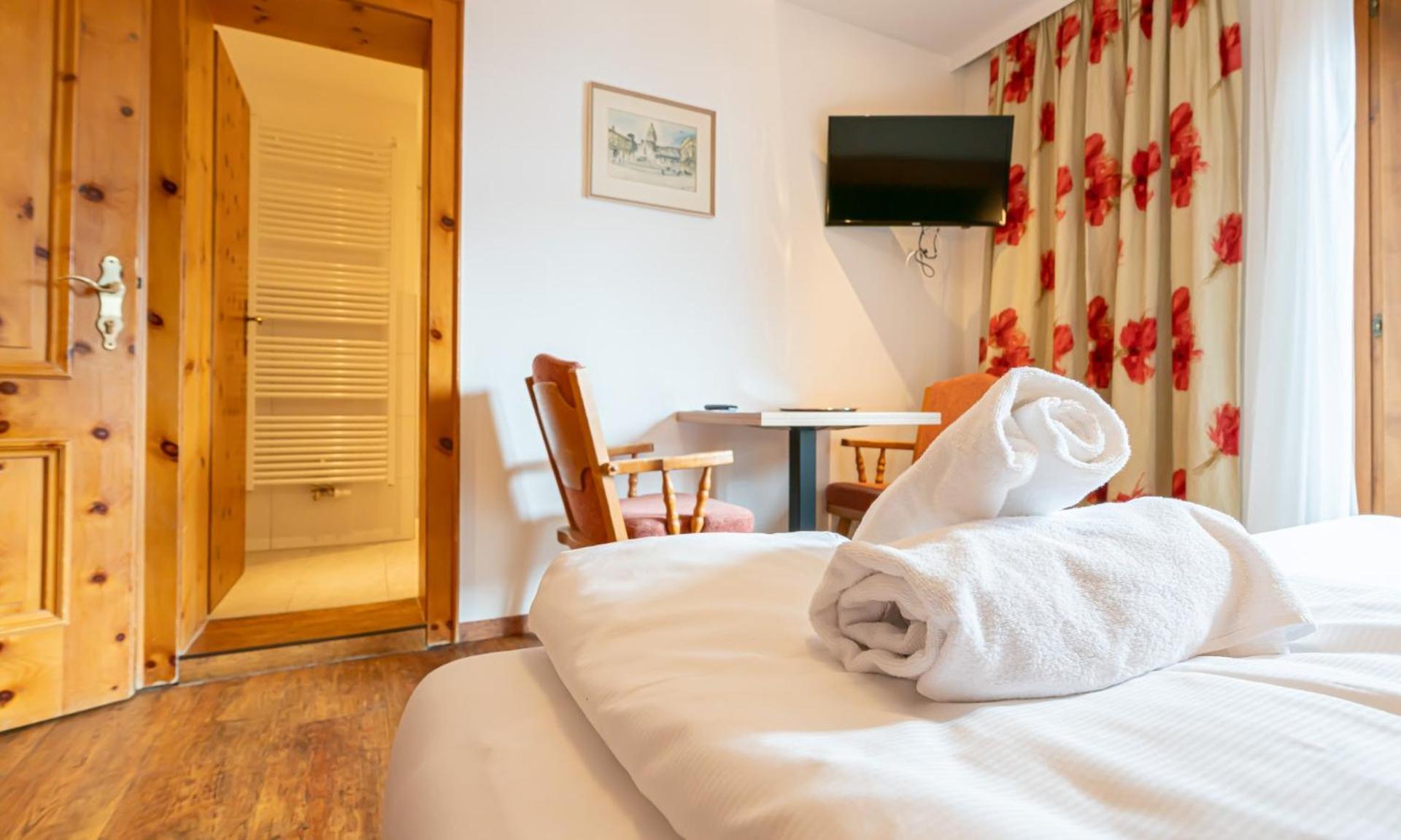 Deluxe Double Room with Bath photo 3