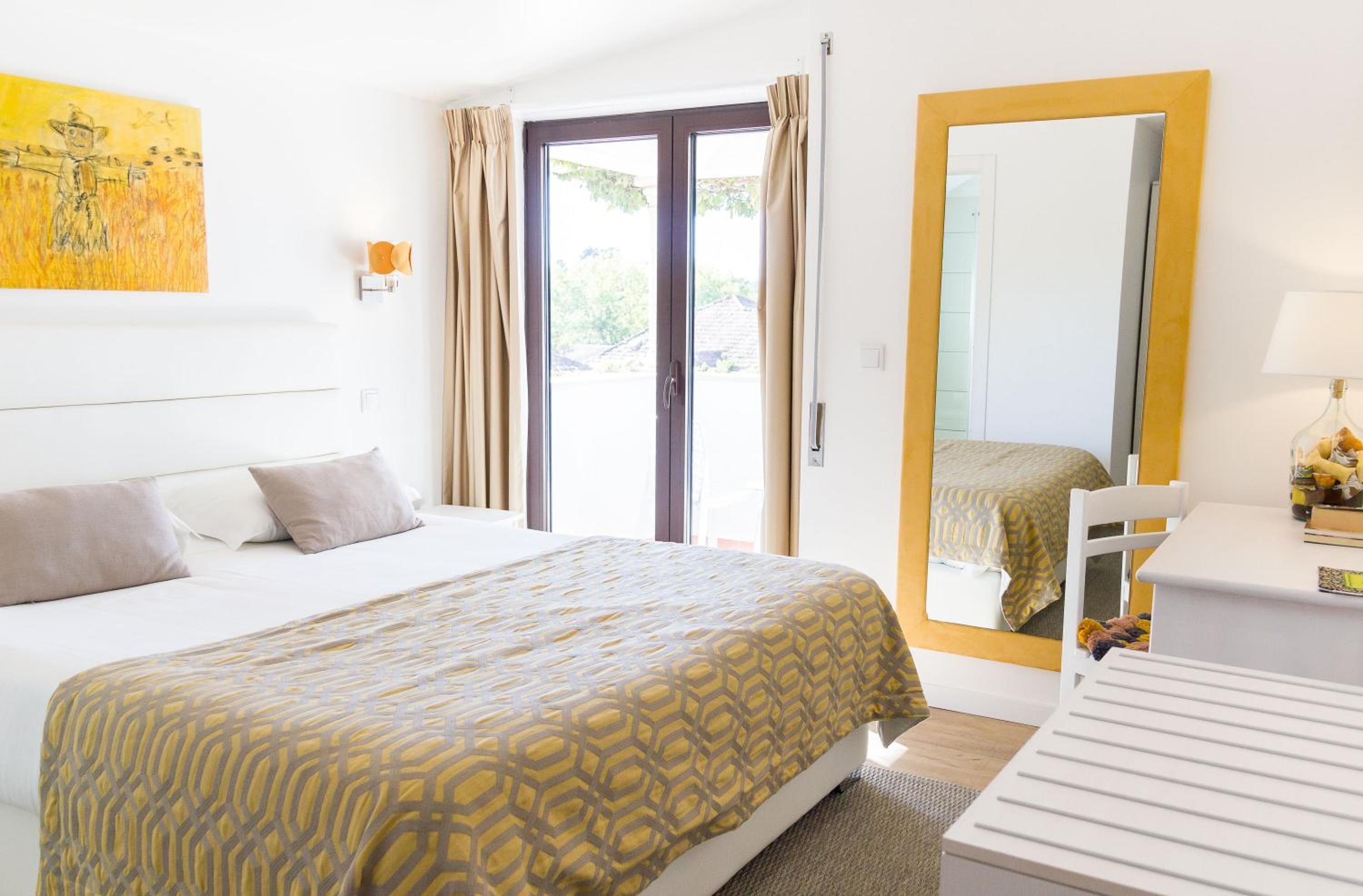 Double Room with Balcony and Monastery View - Photo 6