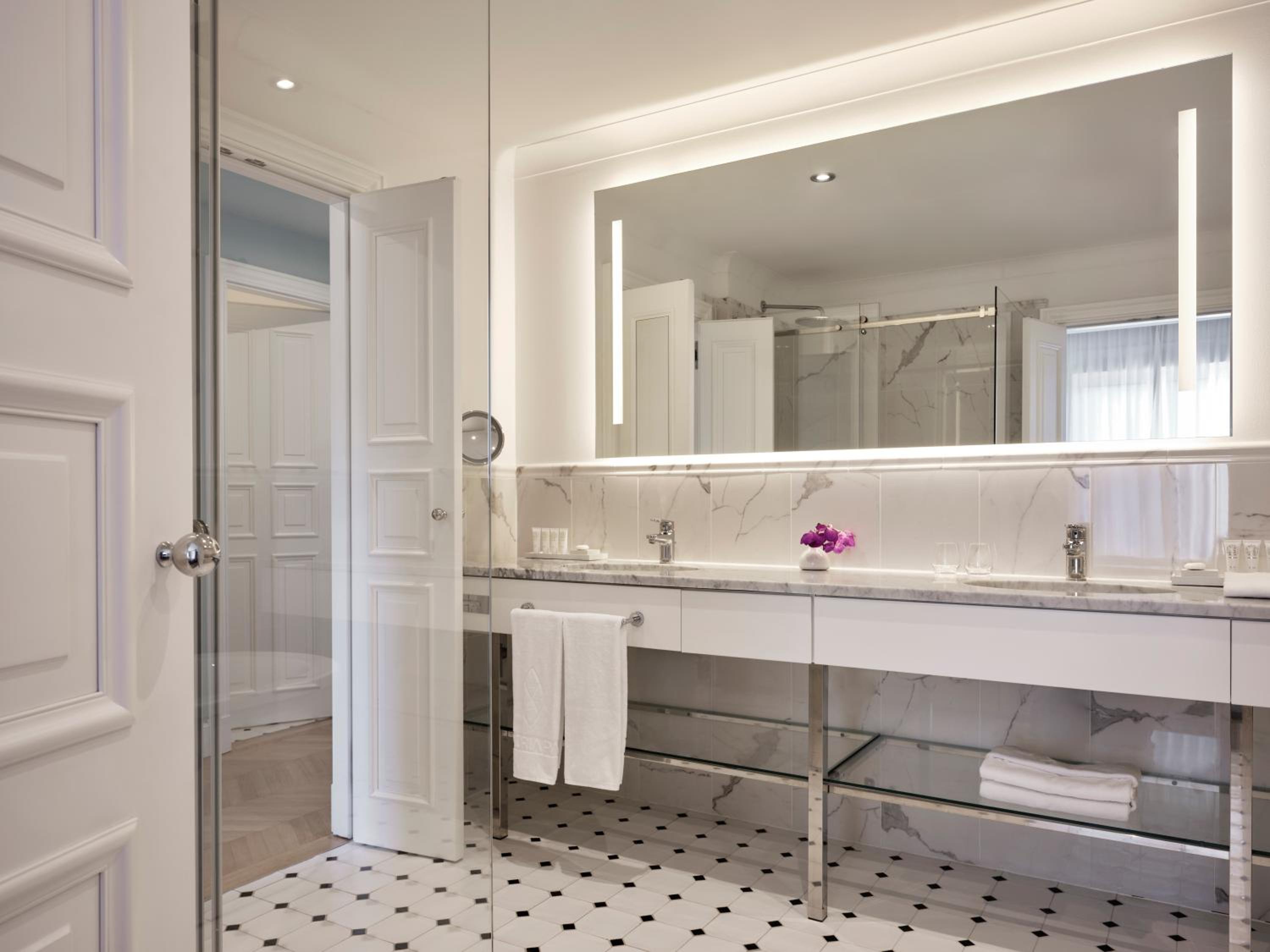 Suite - Photo 3