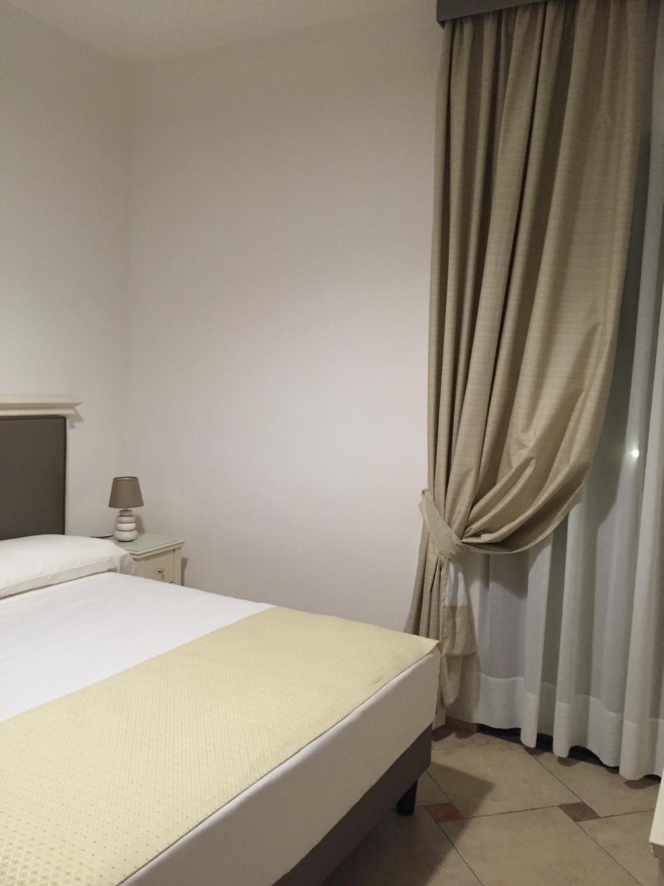 King Room with Balcony - Photo 5