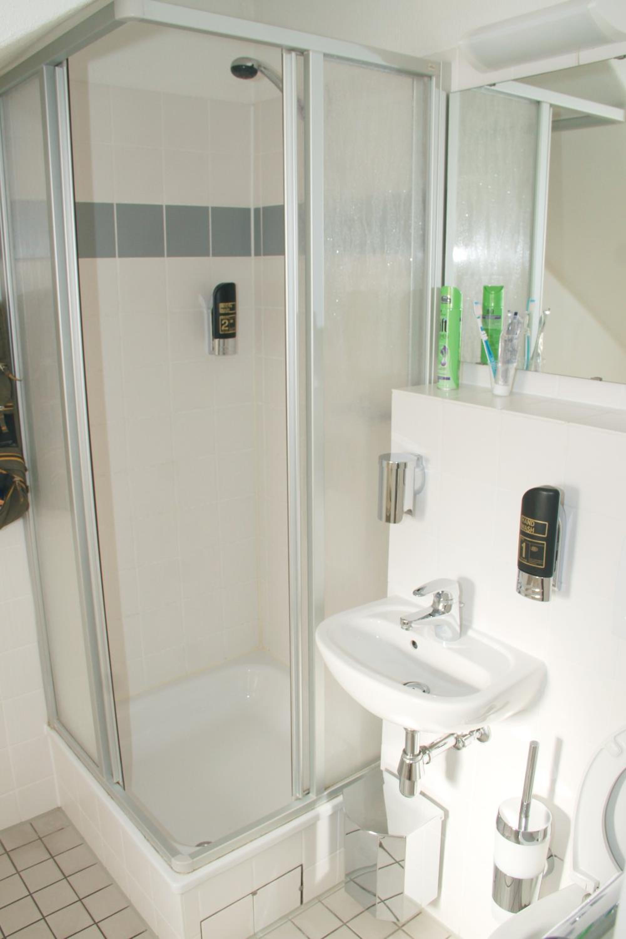 Standard Twin Room - Photo 4