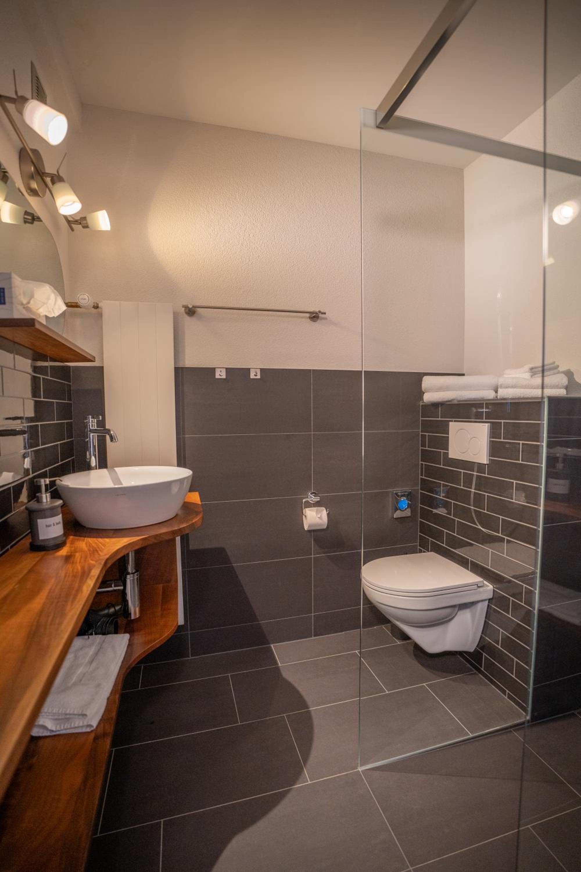 Large Double Room - Photo 3