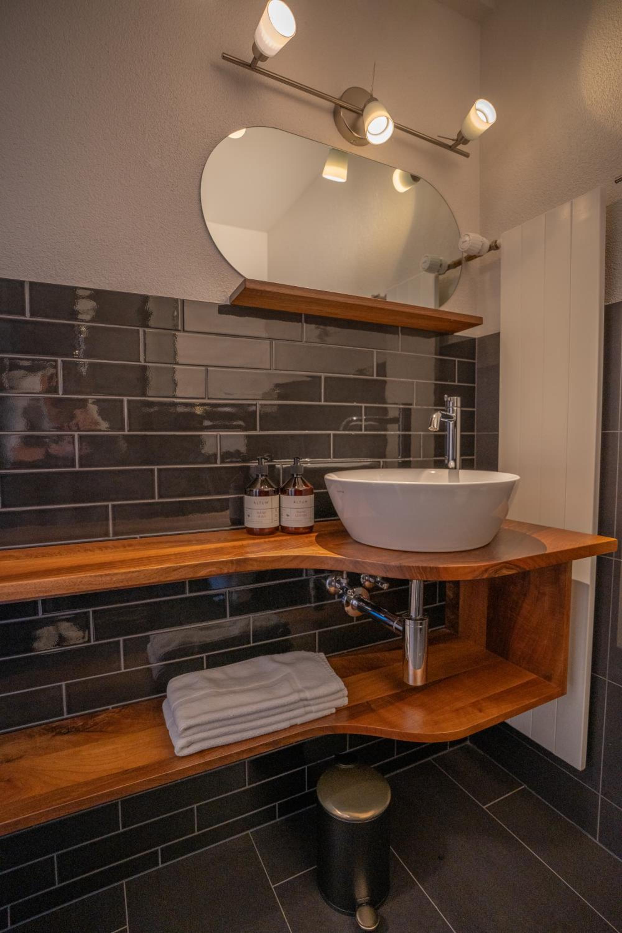 Large Double Room - Photo 4